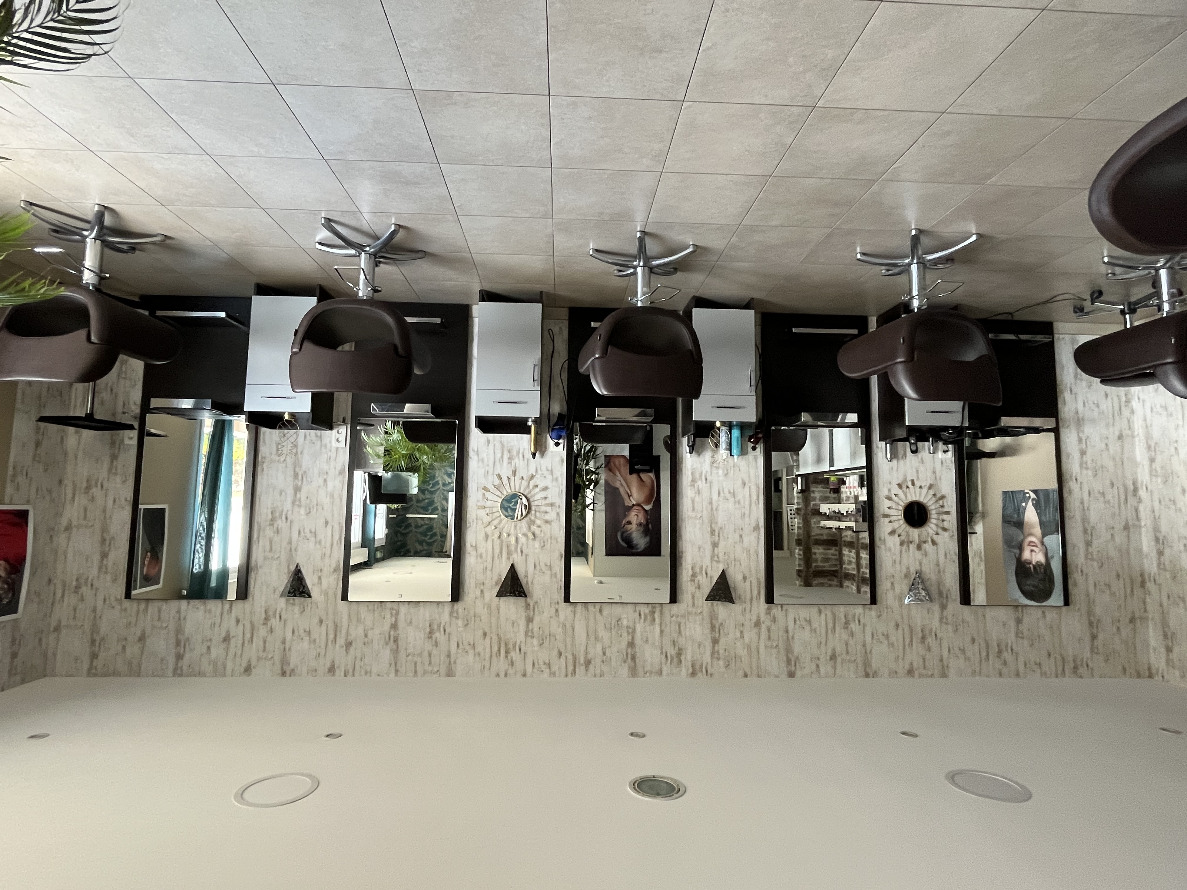 Ce salon de 80 m2  possède 3 bacs , 5 postes de coiffage, une réserve.
Un parking réservé à la clientèle.
Bien situé proche de Vendome .
Clientèle fidélisée depuis 21 ans.
Bail 3/6/9 
Pour plus de renseignements n’hésitez pas à me contacter.