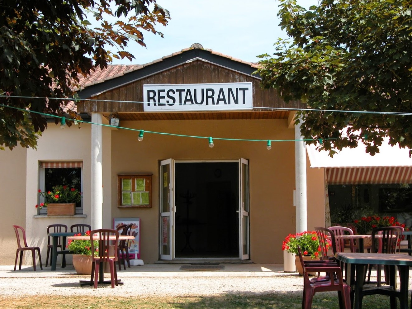 Restaurant idéalement situé à Cavagnac, au carrefour des sites touristiques majeurs tels que Martel, Collonges-la-Rouge, Turenne et Carennac. Le restaurant dispose d'une clientèle fidèle et bénéficie d'une forte affluence touristique en haute saison.

Capacité : 70 couverts en salle, 120 couverts en terrasse
Superficie totale : 5 000 m²
Terrasse ombragée avec vue sur le château et l’église de Cavagnac
Cuisine entièrement équipée (four mixte professionnel, chambre froide, cellule de refroidissement, crêpières)
Grand parking à disposition
Infrastructures : Piscine, parc de jeux communal mitoyen, cabane grill, studio
Fort potentiel de développement
Le prix de vente est fixé à 250 000 € à négocier pour fonds et murs:

180 000 € pour les murs
70 000 € pour le fonds de commerce