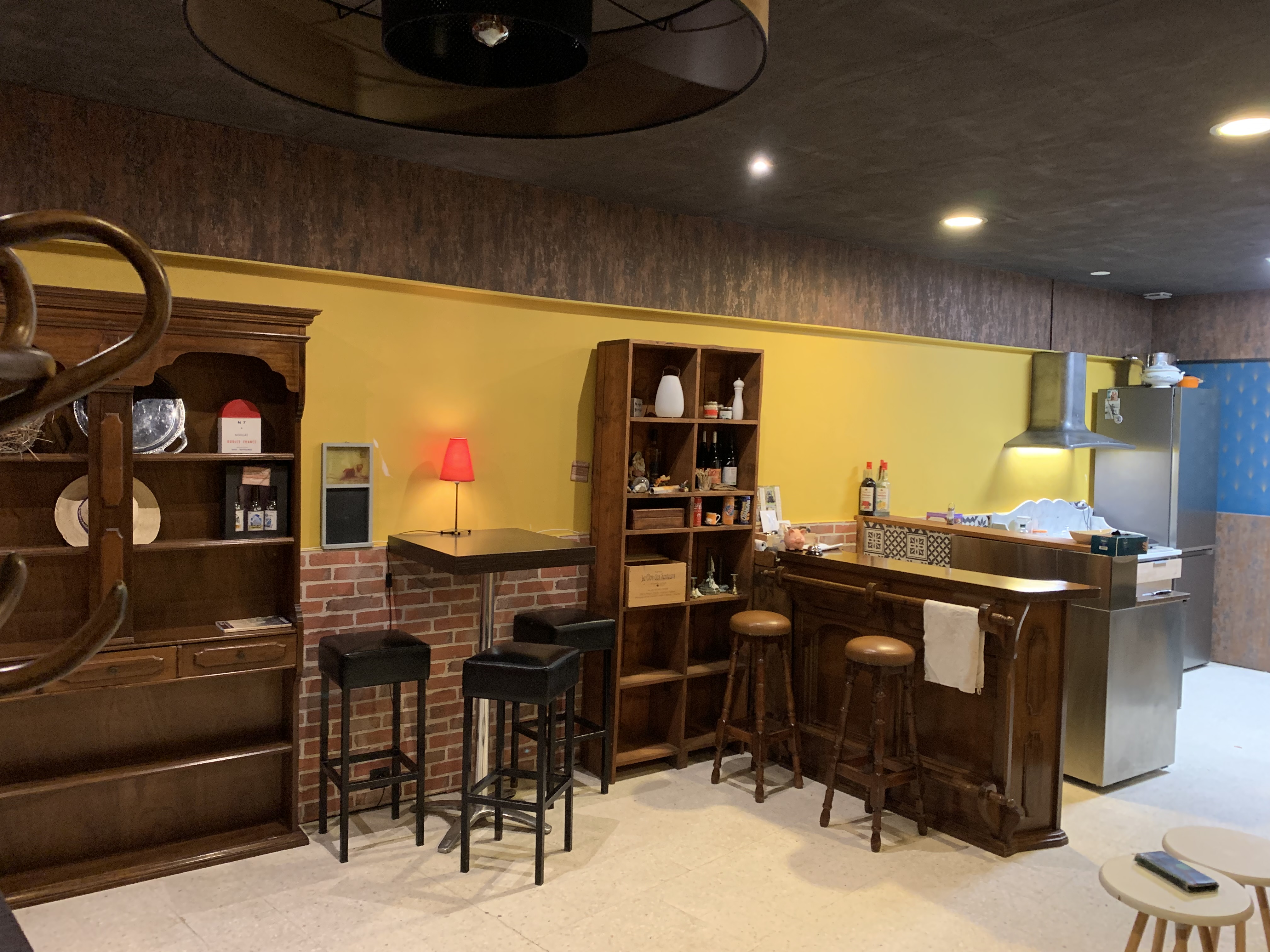 Maison de ville (environ 100m2) T4 sur 3 niveaux et indépendamment
au rdc un commerce en activité (environ
75m2).
Idéalement situé en plein cœur de ville avec belle terrasse sur place publique.
Centre ville récemment rénové.
Travail à l'année.
Actuellement cave/resto au commerce &
B'nb au dernier étage.
Bel ensemble à optimiser
Idéal nouveau départ
Vente après saison 2025.
Contact - photo et visites sur demande
A bientôt