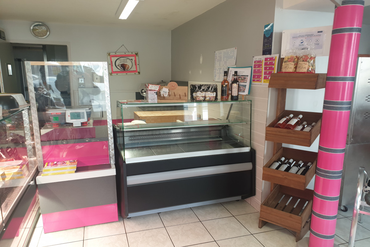 Vend fond de commerce Boucherie Charcuterie entre Royan et Saintes dans un village de 							
de 1100 habitants situé en Charente-Maritime (17)							
Plusieurs petites communes aux alentours ne possédant pas de commerces participent au 							
développement de ce village ou se trouve,Une école, une Boulangerie, Une épicerie							
un Bar Tabac etc?							
L'établissement de 270 m2 est composé de deux laboratoires. Un dédié à la Charcuterie							
avec tout le matériel utile, Four 6 niveaux, Four 4 niveaux, Marmite et Piano de cuisson,							
Poussoir à saucisses, Mélangeur à viande, Hachoir laboratoire, Cellule de refroidissement,							
Desserte réfrigérée 3 portes, Chambre froide, Armoire double portes réfrigérée, etc?							
Le second laboratoire atelier de découpe ou l'on travaille la viande possède:							
deux chambres froides un plan de travail, une Scie à os etc?							
L'espace de vente est composé de deux vitrines réfrigérées, deux billots bois, 							
un Trancheur à jambon, un Hachoir réfrigéré, une rôtissoire, une Chambre froide etc?							
Une partie de l'espace de vente est dédié à l'épicerie fine.							
Dans le prix de vente du fond de commerce se trouve deux véhicules. Un véhicule							
réfrigéré ainsi qu'un camion magasin.  							
Un emplacement de marché à l'année sous les halles du marché couvert de Saintes							
ouvert deux jours par semaine : les mercredis et samedis. Cet emplacement est équipé: 							
d'un Hachoir réfrigéré, un Trancheur à jambon, un Billot etc?							
Un emplacement de marché extérieur les jeudis et dimanches avec le camion magasin							
dans lequel se trouve un Hachoir réfrigéré, un Trancheur à jambon etc..							
Chiffre d'affaire en constante progression 							
Accompagnement du repreneur possible si besoin.