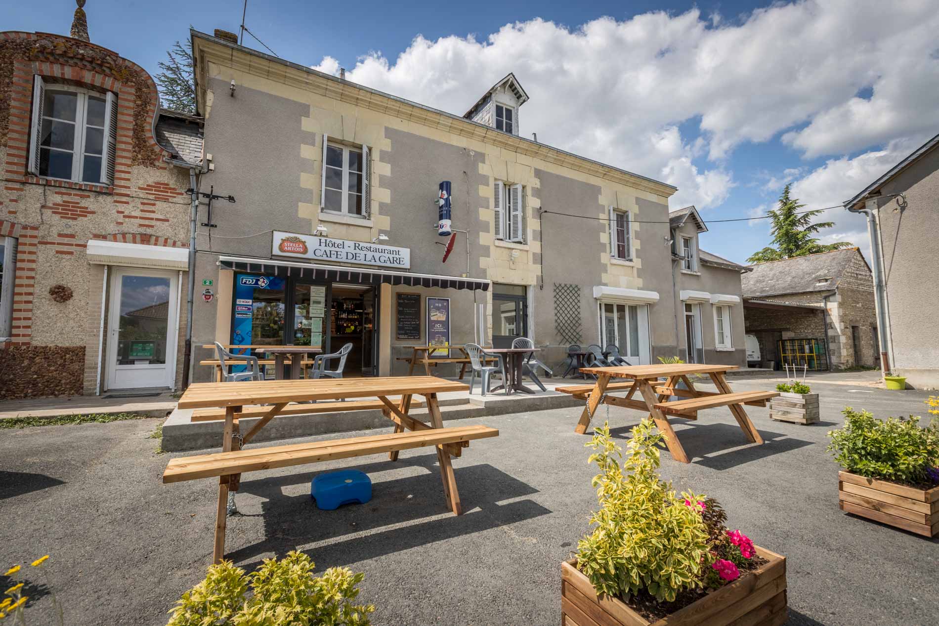 Commerce situé sur la commune de  Beuxes (axe Chinon/Loudun),
Aux confins de l'Anjou, de la Touraine et du Poitou
Affaire idéale pour un couple
Il n'y a pas de salarié,
Activités principales : Restauration, Bar, Tabac, FDJ, Tabletterie, timbres ...

Le fonds de commerce est composé d'un bar, cuisine, 2 salles de restaurant, sanitaires, terrasse, réserves. La surface du commerce est de 140M² environ. 

Le logement à l'étage a été intégralement rénové en 2 tranches (2022 et 2024), il dispose de 4 chambres dont 2 autonomes avec leurs salle d'eau/toilettes qui peuvent être louées en chambres d'hôtes si les repreneurs souhaitent un complément de revenus. Logement d'une superficie totale de 115 m2 environ.

* Une salle de réception avec travaux de 100M² environ peut être un
véritable plus 
* Chaudière fuel neuve avril 2025
* Terrasse
* Importants travaux de toiture réalisé en 2024 et début 2025
* Parking à proximité

Horaires : 7h30 à 19h  du lundi au vendredi. Restauration le midi uniquement
Rares prestations traiteurs le week-end
6 semaines de fermeture en 2023, 8 en 2024,

Adresse du site : starbeuxes.fr
FBK : Le Café de la Gare