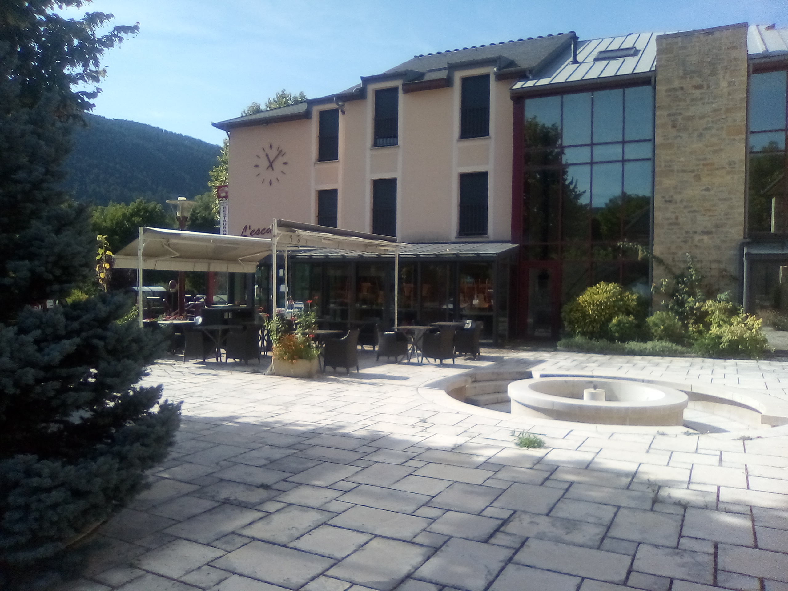 A reprendre, multiservices : bar - restaurant - alimentation communal situé à l’Ouest du département de la Lozère, proche de l’A75 reliant Clermont-Ferrand à Béziers. La commune d’Esclanèdes (420 habitants) est située dans la vallée du Lot, sur la RN 88, à 15 min de Mende et de Marvejols, à la croisée de sites touristiques emblématiques du département.

Construit par la commune en 2009, le local d’activité (180 m²) est composé d’un premier volume comprenant une salle de bar-restaurant avec anciennement une surface de vente pour une alimentation générale (environ 60 m²). Un second espace est composé d’une cuisine semi-équipée, d’une seconde salle de restaurant, un dégagement avec sanitaires, deux réserves et une chambre froide. Une grande terrasse est exploitable sur la place du village. L’établissement peut accueillir 40 couverts en intérieur et jusqu’à 30 couverts en extérieur.

Idéal pour un couple ou deux associés. Le preneur devra disposer d’une première expérience en restauration.

Loyer mensuel : 800 € HT

Licence IV: 120 €/an

Droit de terrasse : 150 €/an