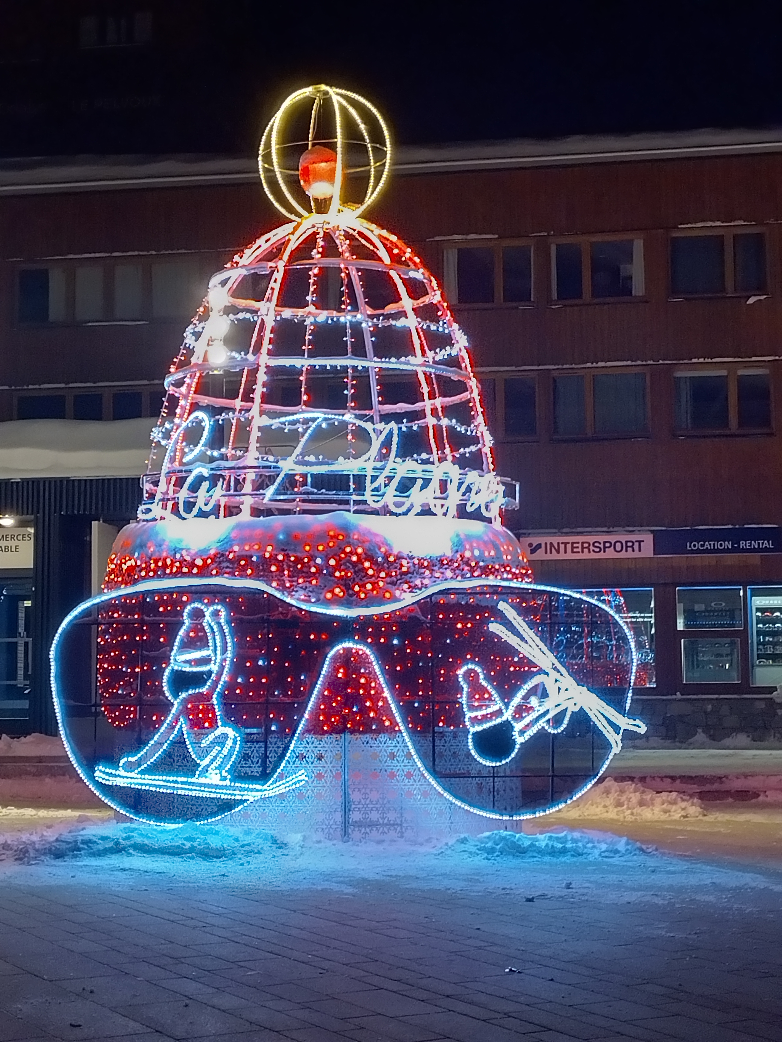 vends Pizzeria/ traiteur/snack 
idéalement situé dans la galerie commerciale de Plagne centre 

station internationale a forte fréquentation

Excellente réputation  depuis des années (voir note internet) pour cette pizzeria 

Activité traiteur crée en saison 23/24 qui  répond a une attente forte de la clientèle de Plagne centre et village, chalet alentour 

Poste snack crée saison 24/25 qui a bien démarré pour une 1 ere année

Affaire sure et qui demande encore du développement

CA en progression constante