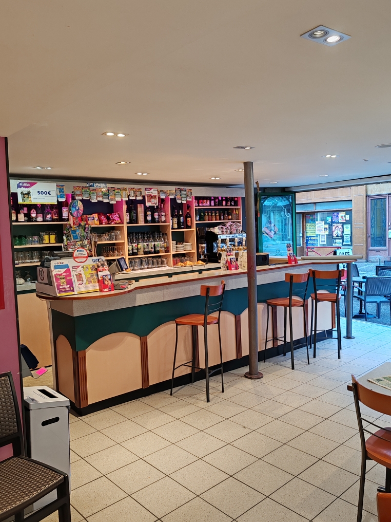 Bar de centre ville avec FDJ, 70m² équipements récents. nous la cédons pour la retraite, horaires  8h20h, 5.5 jours. idéale reconversion. pas de restauration. Clientèle régulière locale et touristique.