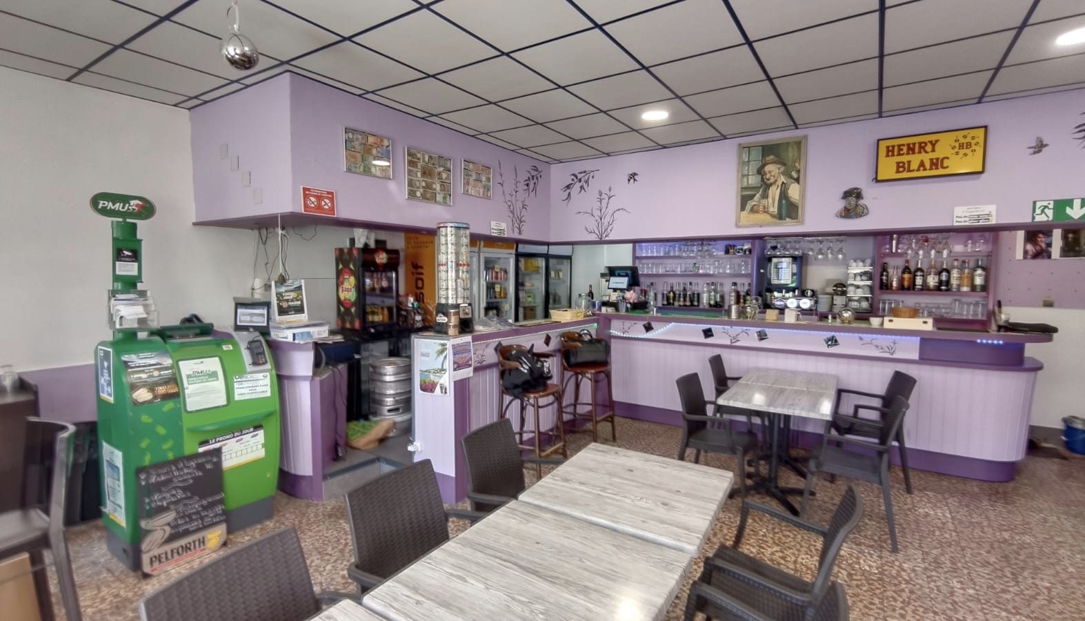 Bar-brasserie 90 m² Malijai

C'est une opportunité rare : un bar emblématique de son village, sur la route Napoléon, est aujourd'hui proposé à la vente.
Véritable lieu de vie et de convivialité, cet établissement bénéficie d'une clientèle fidèle et d'un emplacement central, au coeur de la vie locale.
Un commerce avec une âme Plus qu'un simple bar, il s'agit d'un point de rencontre incontournable pour les habitants, où se mêlent échanges, événements et moments de partage.Un lieu chargé d'histoire, prêt à écrire un nouveau chapitre avec son futur exploitant.
Emplacement stratégique Situé au coeur du village, le bar profite d'un flux régulier de clientèle locale ainsi que du passage, offrant un potentiel de développement intéressant.
Un fort potentiel à exploiter - Activité bar avec possibilité de développer une offre complémentaire (snacking, soirées à thème, animations...) - Idéal pour un couple ou un professionnel souhaitant s'installer dans un cadre de vie agréable - Opportunité de dynamiser encore davantage ce lieu central du village - Accompagnement possible
Qualité de vie Reprendre ce bar - brasserie - restaurant, c'est aussi faire le choix d'un cadre de vie provençal, entre nature, tranquillité et authenticité, tout en développant une activité professionnelle à taille humaine !