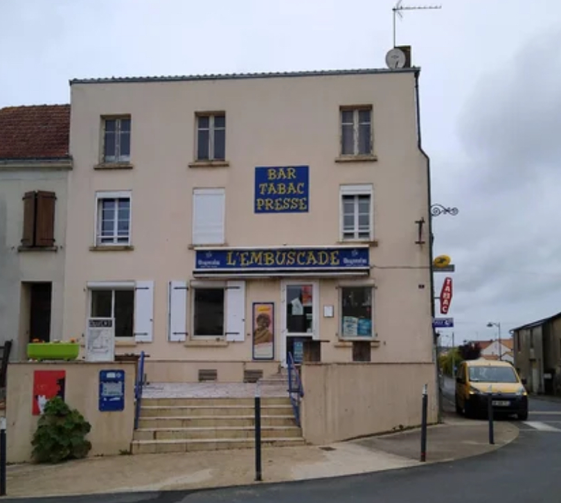 Endroit convivial dans petit village de 900 habitants. Bar tabac jeux relais postal retrait d’espèces.