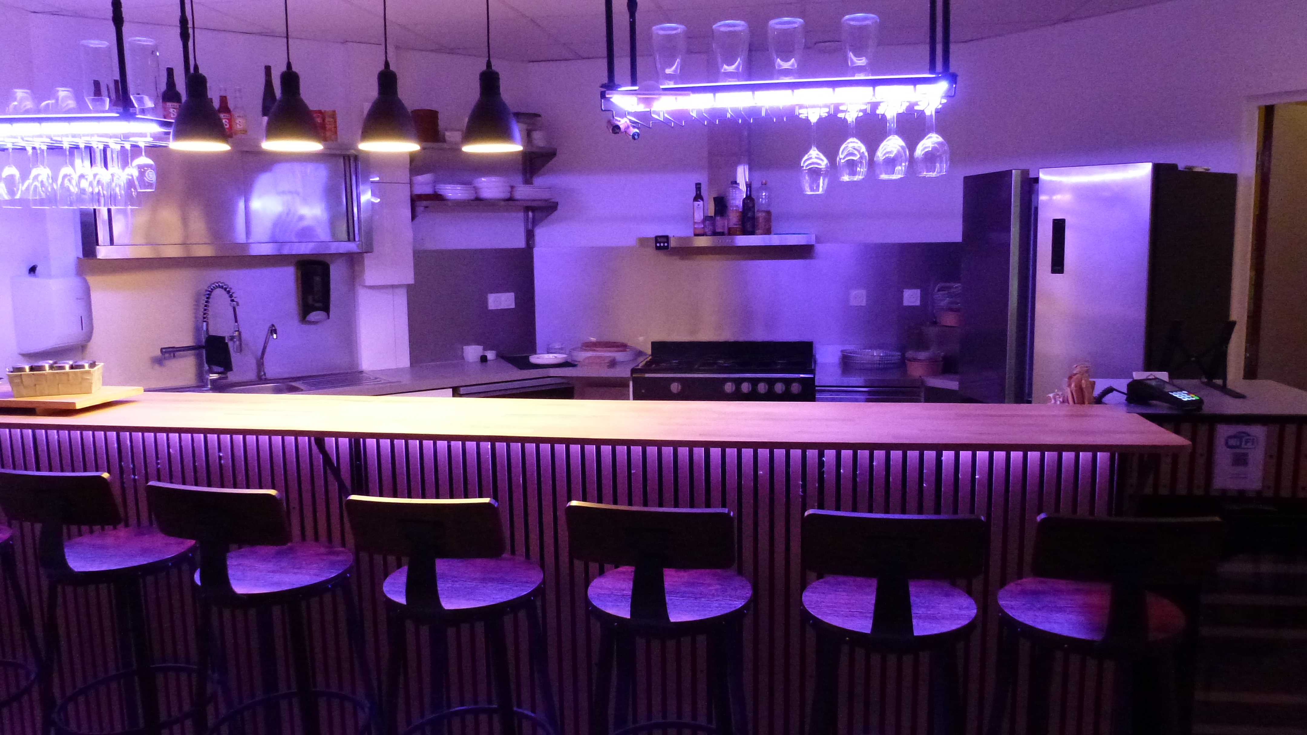 kiosque de restauration idéalement conçu pour une activité de vente à emporter, bénéficiant d'un emplacement stratégique en bord de départementale avec plus de 6 000 véhicules par jour.

L'établissement dispose d'une excellente visibilité et d'un grand parking privé, facilitant l'accès et le stationnement de la clientèle. Le site est également équipé d'un système de vidéosurveillance, garantissant confort et sécurité pour l'exploitant comme pour les clients.

Le kiosque est prêt à exploiter et comprend l'ensemble des aménagements professionnels :

Cuisine équipée et fonctionnelle
Matériel de préparation et de service
Mobilier professionnel
Terrasse extérieure aménagée avec pergola
Espace d'accueil clients
Parking privatif

La terrasse en bois offre un espace convivial permettant d'accueillir la clientèle sur place tout en conservant un fort potentiel pour la vente à emporter, les plats cuisinés, pizzas, burgers, snacking, food concept, traiteur ou toute autre activité de restauration rapide.

L'ensemble des aménagements, équipements, mobilier et terrasse sont à vendre, permettant une reprise rapide de l'activité avec un investissement limité en matériel.
Loyer 470€  HT et Charge 73€  Ht ( Internet + tel portable + entretien clim)

Les points forts

✅ Emplacement visible avec fort passage routier
✅ Plus de 6 000 véhicules/jour
✅ Grand parking privé
✅ Site sous vidéosurveillance
✅ Terrasse aménagée avec pergola
✅ Cuisine et équipements inclus
✅ Activité immédiatement exploitable
✅ Fort potentiel de développement commercial

Une opportunité idéale pour un professionnel souhaitant développer une activité de restauration à emporter dans un emplacement bénéficiant d'une excellente visibilité et d'un flux régulier de clientèle