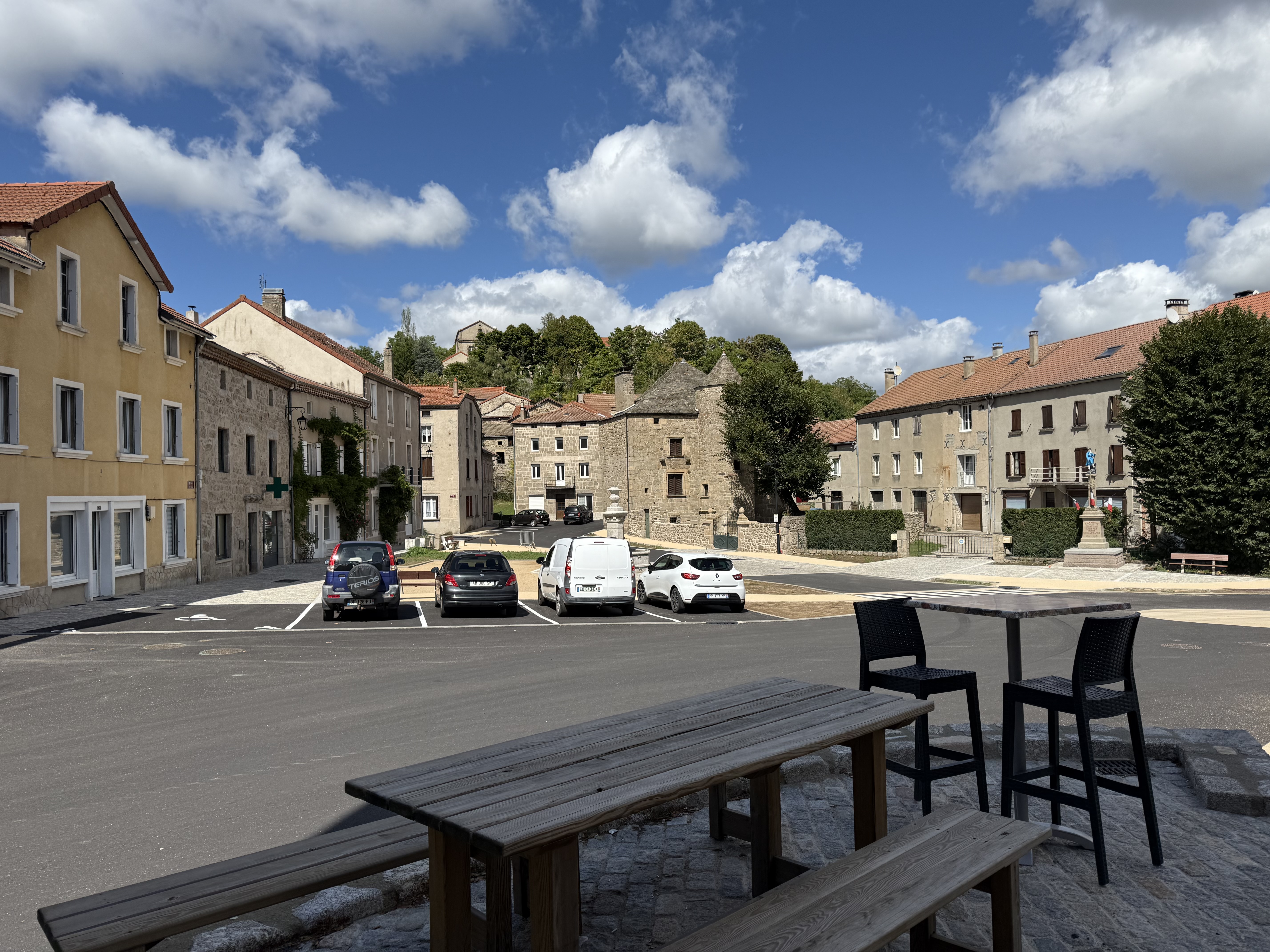 ✨ Opportunité unique en Lozère – Bar-Tabac à Chambon-le-Château ✨

 Achat du fonds de commerce

Situé au cœur du village de Chambon-le-Château, point central de la commune de Bel Air Val d’Ance (500 habitants), ce Bar-Tabac emblématique bénéficie d’une clientèle fidèle et d’un fort potentiel touristique.

✅ Points forts du commerce :
    •    Emplacement exceptionnel : grande terrasse sur la place centrale du village.
    •    Local de 70 m² comprenant le bar avec une arrière-cuisine et 2 sanitaires.
    •    Isolation des plafonds et électricité refaites à neuf et entrée indépendante pour le bar.
    •    Grande cave pour le stockage.
    •    Clientèle habituée et affluence touristique en juillet/août.
    •    Activités complémentaires existantes : FDJ, presse locale, cartes de pêche.
    •    Commerce polyvalent et évolutif, idéal pour animations, snacking ou soirées thématiques.
    •    Immeuble avec 3 appartements locatifs au-dessus, indépendants du bar.

✅ Atouts du village :
    •    Tous les commerces et services de proximité sont présents : boucherie, boulangerie-épicerie, restaurant, garage, station-service, pharmacie, école, agence postale…
    •    Cadre naturel agréable entre Margeride et Haut-Allier, parfait pour allier vie professionnelle et qualité de vie.

💡 Idéal pour :
    •    Personne ou couple souhaitant prendre une gérance stable avec clientèle établie.
    •    Possibilité d’acquérir le fonds de commerce à terme et développer le potentiel existant.