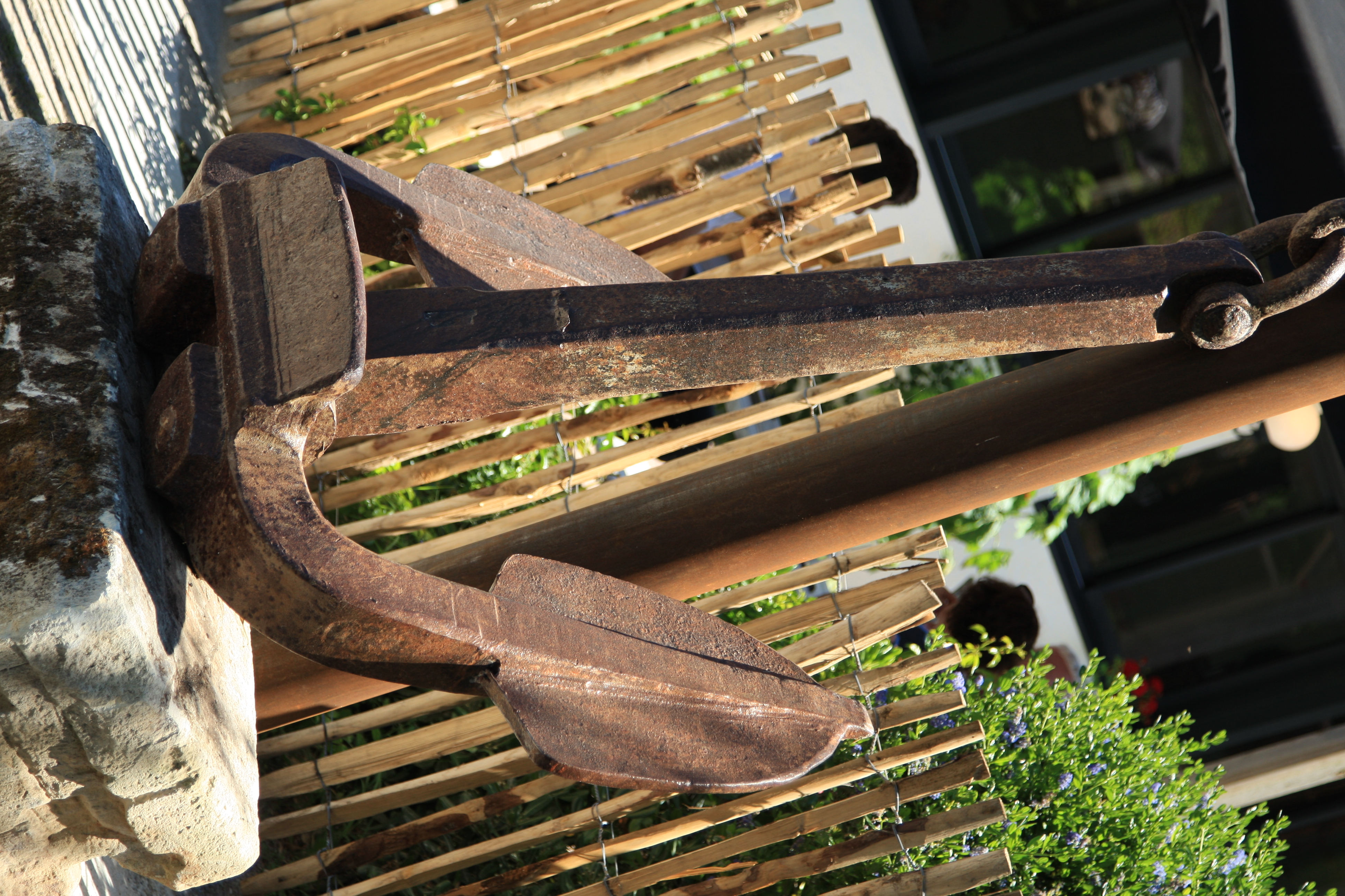 Restaurant Bar avec licence 4 situé sur port touristique sud Agglomération de Royan à forte notoriété.

Etablissement entièrement refait en 2025 avec garantie décennale sur les travaux de rénovation, matériel de professionnel neuf (four Rational, piano de cuisson, enceintes froides, ligne plonge…) également sous garantie.

1 salle de 50 couverts, 1 terrasse pergola de 70 couverts et 1 parc de 1000 m2 exploitable.

Parking privé de 400 m2. Etablissement aux normes PMR et d’hygiène.

Vendu avec maison d’habitation avec sortie indépendante de 90 m2 et terrain clos de 1000m2.

Prix du fonds 183.000 €, murs professionnels et habitation 450.000 €