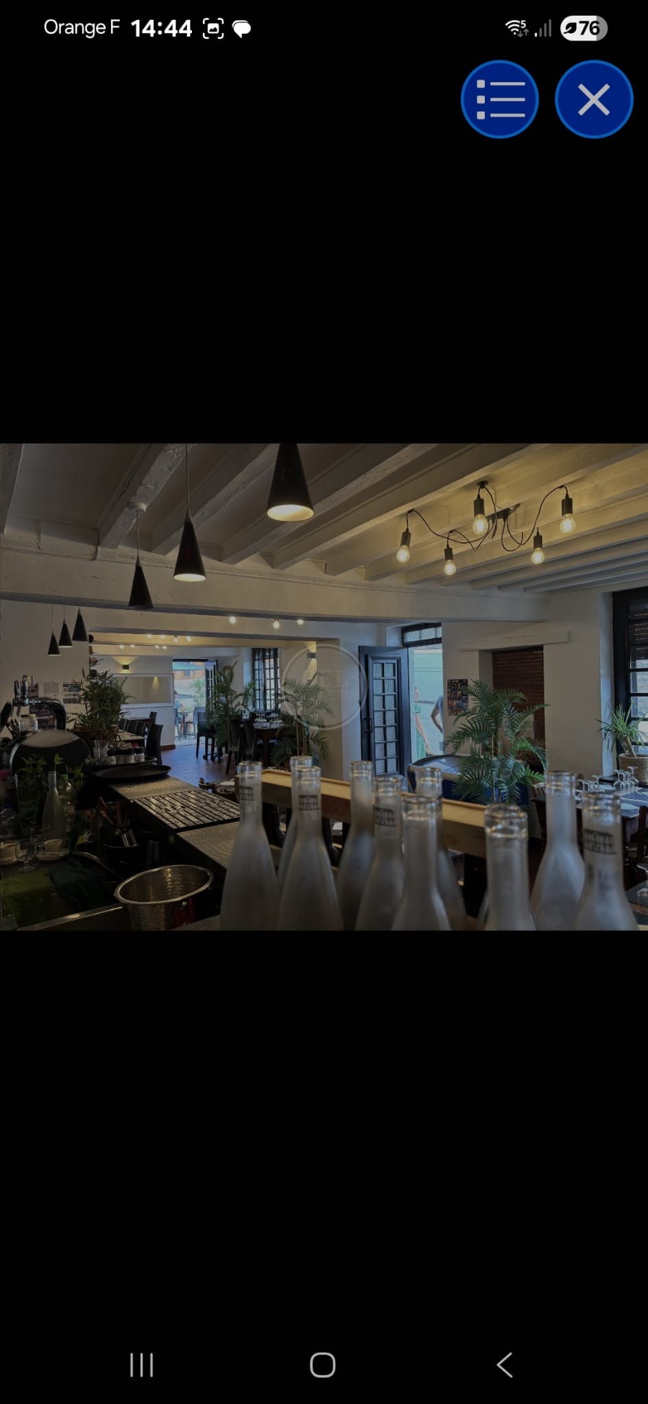 Vend bar restaurant licence 4 dans un village avec menus du jour du lundi au vendredi et à la carte le week-end restaurant familial et rentable dispose d’un appartement de 100 mètre carré compris dans la vente juste au dessus du restaurant d’une terrasse toute neuve au du sud tout le matériel. Nous retournons dans le sud de la France.