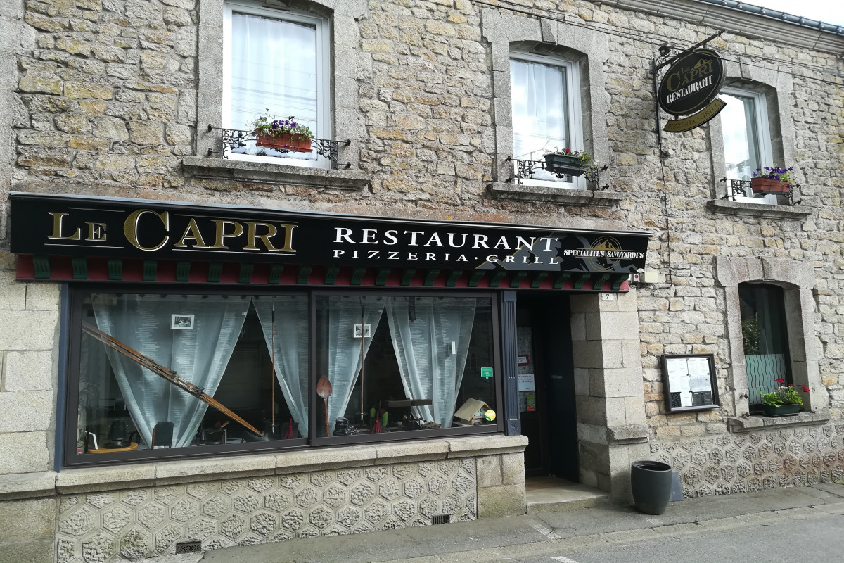À vendre mur et fond de commerce restaurant pizzeria-grill, beaucoup d'emporter, avec beau chiffre d'affaire ,idéal pour un couple, cadre et qualité de vie agréable actuellement 2,5 jour de repos par semaine et 6 semaines de congés par an . Cuisine aux normes matériels récents et entretenus . 40 places assises dans la salle avec cheminée , 20 places assises dans véranda à l'arrière et un grand jardin de 1000 m2 avec terrasse pouvant accueillir beaucoup de personnes. Restaurant ayant une grande renommée en centre Bretagne avec beaucoup de site touristiques au alentours , un appartement de 100 m2 à l'étage entièrement rénové avec deux chambres . Situé à côté d'un lac avec Base nautique, un camping, écoles, médecin et divers commerces, à 30 minutes de Lorient