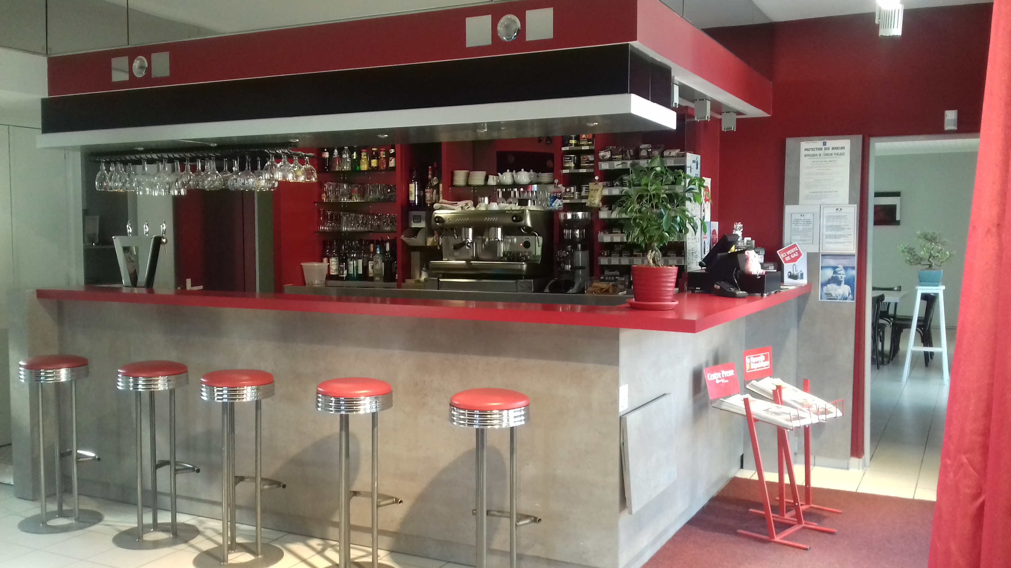 A vendre fonds de commerce Restaurant - bar - tabac - multicommerces
idéalement situé en plein coeur du village.
Etablissement d'environ 200 M2 avec une grande salle de restaurant de 60 couverts, d'une terrasse extérieure bien exposée de 35 couverts et d'un bar d'une vingtaine de places assises ainsi qu'un parking devant et sur le côté.
L'établissement est ouvert du lundi au samedi ; le restaurant uniquement le midi du lundi au vendredi et sur réservation les week-end pour des évènements.
Affaire avec un beau potentiel de développement.
Logement à l'étage avec terrasse + terrain et terrasse privative en rdc.