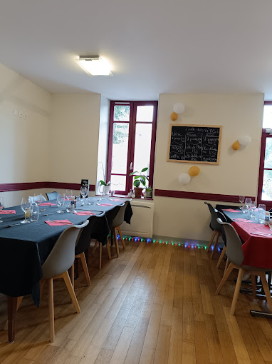 La commune de Limoise recherche un professionnel de la restauration pour reprendre la gérance de son Auberge communale, cause départ des gérants en octobre 2025.
La mairie de Limoise est propriétaire des murs, d’une partie du gros électroménager et de la licence IV.

Etablissement situé en centre bourg, seul commerce de la commune, bien placé au croisement D1 Franchesse Le Veurdre et D13 Moulins Lurcy Lévis. A proximité, un très grand parking poids lourds et autres véhicules.  

Composé d’un bar (43m2) et d’une salle de restauration (33m²), d’une cuisine professionnelle (24m² avec une réserve de 5m²), de wc accessible PMR (8m²), d’une réserve.
A l’arrière du bâtiment une agréable terrasse (25m²). Dépendance aménagée avec réserve, bureau, 2 vestiaires, wc et douche pour les salariés.

A su générer jusqu’à 190 000€ de chiffre d’affaires HT.
(Logements indépendants possibles à l’étage de l’Auberge – gérés par Allier Habitat)

Prévoir un investissement minimum pour le besoin en fonds de roulement et à la trésorerie nécessaire au lancement de l’activité (~10 000€ - à estimer) .
Contrat de délégation de service public. Loyer 450€ TTC/mois.

Si vous avez déjà de l'expérience dans la restauration et que ce projet vous intéresse, n'hésitez pas à contacter la mairie au 04 70 66 20 55 ou par mail mairie@limoise03.fr