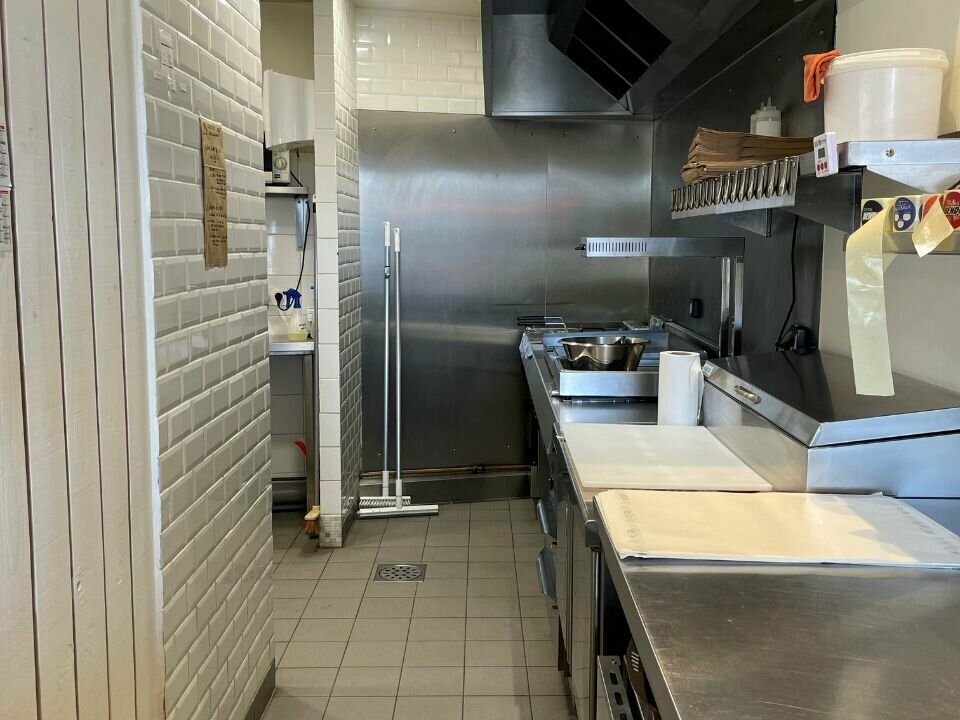 Découvrez ce local commercial de 47,35 m² à vendre. Idéalement situé sur un axe très fréquenté entre Brive-La-Gaillarde et Malemort, à proximité immédiate d’une zone d’entreprises dynamique et d’un lycée, ce local bénéficie d’un emplacement stratégique avec un fort passage tout au long de la journée. Avec une activité en pleine croissance depuis son ouverture, le commerce doit malheureusement être cédé pour des raisons de santé. C’est une belle opportunité à saisir pour lancer ou développer votre activité dans la restauration rapide : burger, kebab, pizza, poké tout est possible !