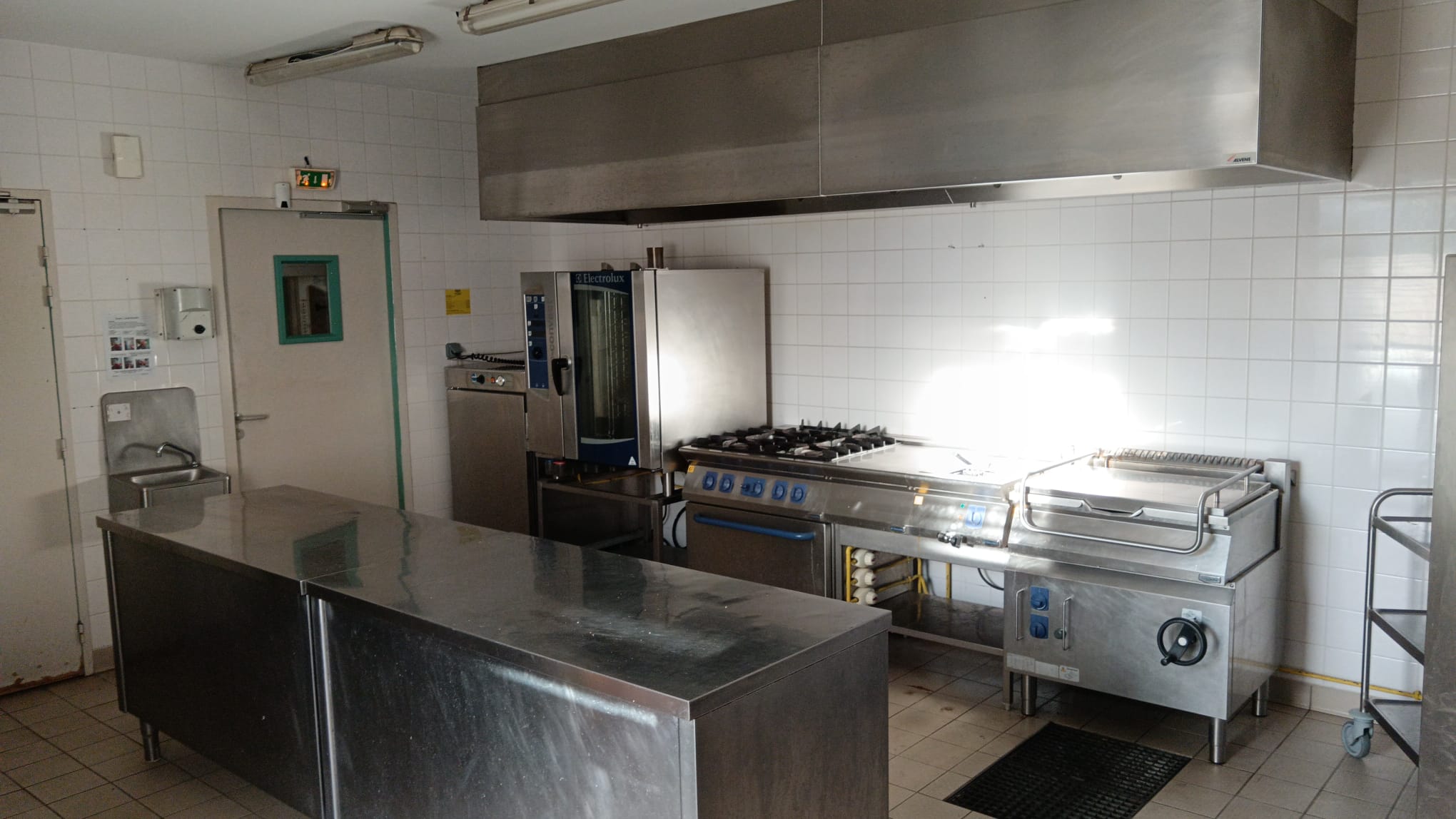 Etablissement à vocation multiple situé au cœur du village sur la place de l'église. Il regroupe un bar, un restaurant. Il bénéficie d'une clientèle fidèle principalement composée d'ouvriers et de résidents locaux.
Au RDC le bar avec deux espaces de restauration (40 couverts) et une terrasse extérieure (20 places).
A l'étage une grande salle de restauration proche de la cuisine de 5O couverts.

Equipements :
système de chauffage par pompe à chaleur; production d'eau chaude par énergie solaire; cuisine équipée avec matériel compris dans le bail avec la mairie.

Particularité :
Activité traiteur possible pour environ 100 personnes

Ressources humaines :
1 cuisinier
1 employé de service 

Conditions financières :
Loyer 420 € par mois (immeuble appartenant à la mairie)

Possibilité de louer l'appartement F4 au dessus du restaurant (actuellement libre, pour plus d'information merci de contacter la mairie)