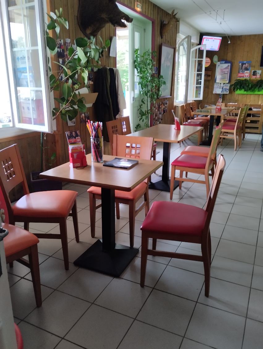 A vendre fonds de commerce pour raison de santé , licence 4, épicerie (livraison possible aux alentours ) , bar brasserie dépot de pain FDJ amigo tv, gaz ,presse relais CA , colis UPS 

terrasse 16 places , intérieur 14 places bar , 14 places petite salle 

terrain de pétanque , agence postale , école, fetes du village week end du 8 mai ,
pour 2 personnes de préférence 

bail commercial avec logement , 3 chambres , cuisine ( congélateur , frigo, four , piano..) sauf lave vaisselle personnel 
loyer 820e / mois 

Annonce sérieuse merci de respecter