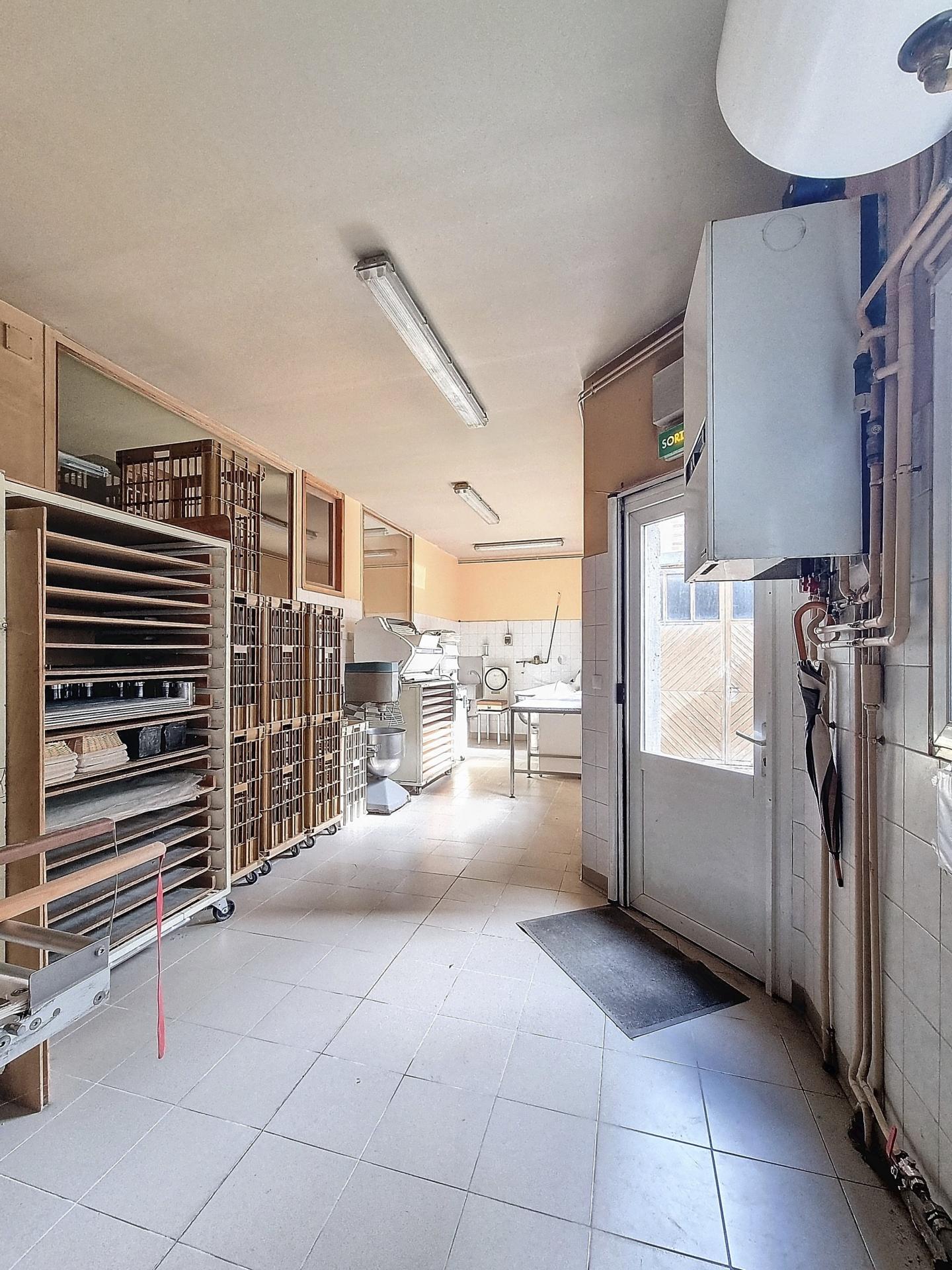 À vendre à Brienon-sur-Armançon (89210), ensemble immobilier comprenant les murs d'un ancien commerce de boulangerie, libre de toute occupation
Le bien se compose de :
- espace commercial de 112 m2 (boutique + fournil/labo
- un appartement de 104 m2
- une grange /dépendance de 60m2
Activité arrêtée depuis 2020 – 

Matériel professionnel de boulangerie présent sur place, estimé à 24 000€, non inclus dans le prix, négociable séparément selon projet  Emplacement centre-bourg, stationnement à proximité  Fort potentiel : commerce de bouche, activité artisanale, création d'activité,  reconversion

Taxe foncière : 2 400 €
 Prix des murs : 137 000 €

 Découvrez cette ancienne boulangerie, rénovée en 1993, fermée fin 2020, qui ne demande qu'à rouvrir ses portes.

Situé sur un terrain de 289 m², cet immeuble comprend un local commercial au rez-de-chaussée (composé d'un espace de vente de 2 laboratoires et de 2 chambres froides), un appartement lumineux et spacieux à l'étage (offrant une belle pièce de vie avec cheminée, cuisine ouverte, 3 chambres et une salle de bain), ainsi qu'une grange offrant des possibilités de transformation

Le local commercial au rez-de-chaussée est idéal pour les entrepreneurs souhaitant s'installer dans un quartier dynamique

La grange, quant à elle, peut être transformée en espace de vie supplémentaire ou en atelier
Cet immeuble, bien que nécessitant quelques rafraîchissements intérieurs, est doté d'un chauffage individuel et d'une cave

À seulement 5 minutes à pied, vous trouverez :
pour vos enfants : une crèche, une maternelle, une école élémentaire, un collège, un centre de loisirs,
commodités : médecins, pharmacie, coiffeurs, garagiste, fleuriste, un supermarché, des restaurants, des bars

Pour des moments de détente: le canal de Bourgogne ainsi que la rivière Armançon seront propices à de belles ballades à pied ou à vélo Les activités proposées sont multiples ( foot, danse, zumba, badminton, judo, tir à l'arc, école d musique, médiathèque,
Ne manquez pas cette opportunité unique de posséder un immeuble avec un fort potentiel commercial et résidentiel