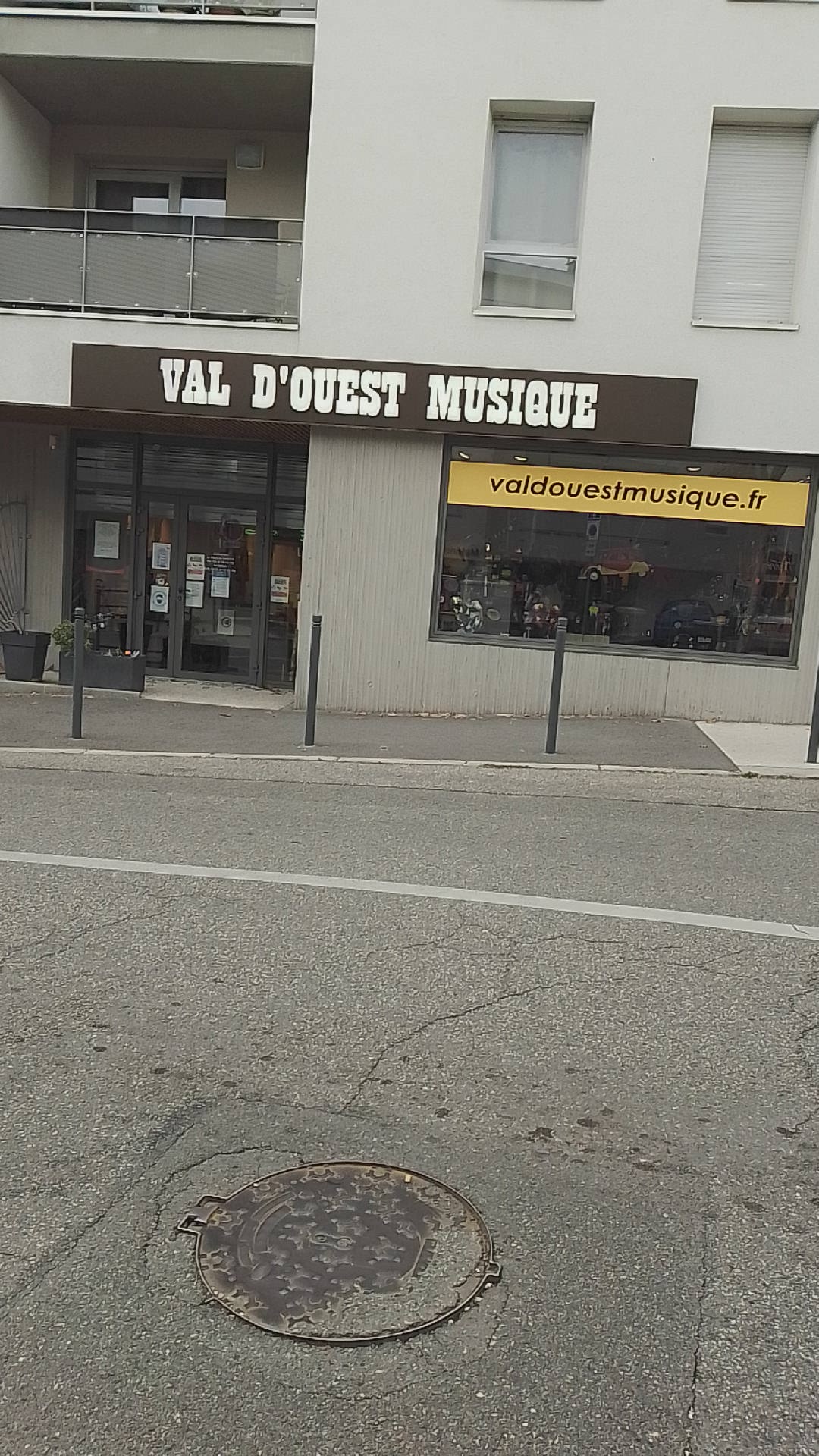 Magasin idéalement situé en plein centre du village de plus de 6000 habitant dans un bassin de vie très important de l'ouest lyonnais.
Implantation face à la Pharmacie, la boulangerie, la boucherie, la fleuriste et à côté du tabac journaux ainsi que d'un Vival. Parking à proximité. Un départementale traverse la village ce qui génère beaucoup de passage, donc de la vue. La situation du bien est à 12 km du centre de Lyon.
J'arrivée à l'âge de la retraite et je cherche un(e) repreneur(euse).
L'activité peut être reprise (prévoir de la lutherie en plus ou autre) ou un tout autre commerce peut voir le jour (sauf restauration qui n'est pas accepté par la copropriété).
Le loyer est de 1600€ par moi avec une surface de 100 m2 dont 88 d'utiles. Accès arrière privé.
un site internet www.valdouestmusique.fr