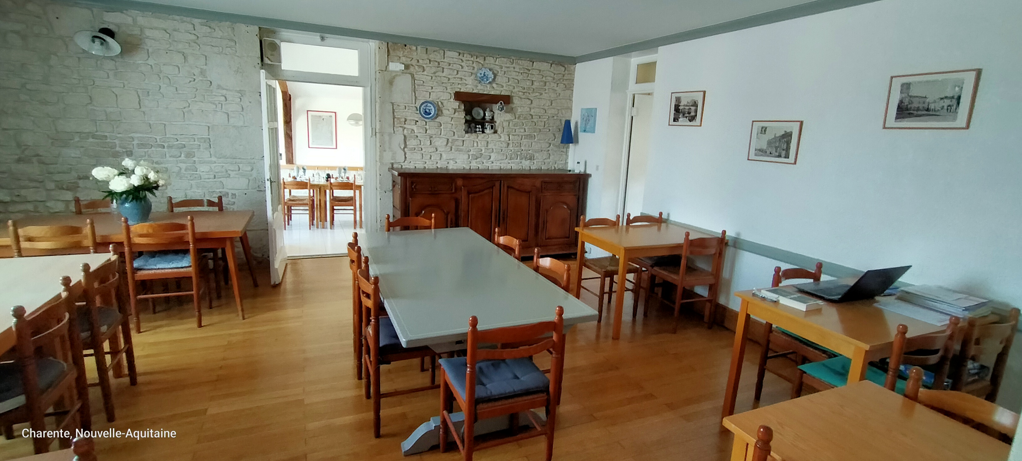 A vendre fond de commerce alimentation général restaurant avec immobilier 4 chambres plus indépendances.
Magasin alimentaire fruits et légumes de qualités, poissons mardi et vendredi,produits laitiers régionaux et bio.
La clientèle est fidèle, et plus en période estivale.
Restaurant avec deux salles dont une climatisée , cuisine pro,  semi professionnel
restauration avec des groupes sur réservation et en événementiel.
Possibilité de faire deux crédits : un immobilier l'autre fond de commerce pour tous renseignements contact CCI Angoulême Mme Genty 
Nous sommes situés dans un village dynamique au bord du fleuve de la  Charente tous commerce, cabinet médical