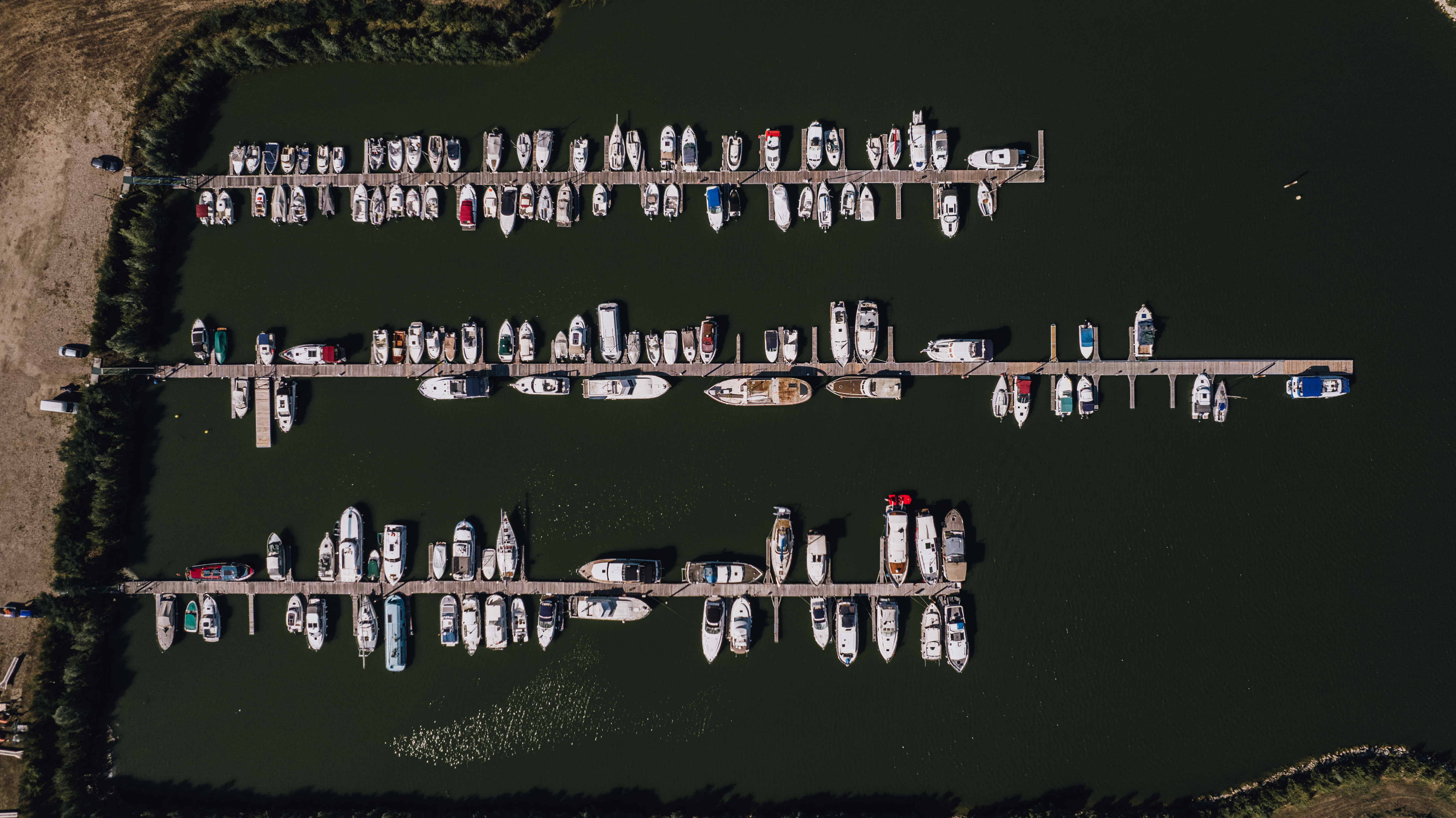 L’Agglomération Seine-Eure recherche un opérateur pour exploiter et animer un port de plaisance avec activités touristiques à Venables, bénéficiant d’une localisation stratégique et d’un cadre naturel remarquable.

Description du bien :

L’Agglomération Seine-Eure lance un Appel a Manifestation d’Intérêt (AMI) pour identifier un opérateur afin de développer, gérer et animer un site portuaire stratégique en bord de Seine. Le projet s’étend sur 78 hectares et s’inscrit au cœur d’un environnement naturel remarquable au sein de l’un des principaux axes fluviaux touristiques français.

L’AMI vise à sélectionner un ou plusieurs opérateurs capables de porter un projet touristique global structuré autour de trois composantes :

- L’exploitation et l’animation du port de plaisance : accueil des plaisanciers, gestion des amarrages, entretien des infrastructures, sécurité et animation du site. En complément, l’operateur pourra développer une offre de restauration, organiser des évènements culturels ou festifs et aménager des espaces dédiés aux groupes, séminaires et ateliers.

- Des activités nautiques et de loisirs : location de canoés, kayaks, paddles, pédalos, bateaux promenades ou toute autre activité compatible avec le site. Les pratiques douces et le tourisme durable, accessibles a un large public, sont privilégiés.

- Des hébergements flottants ou insolites : installation d’hébergements légers en harmonie avec le site, répondant à quatre exigences : insertion paysagère exemplaire, normes de sécurité et d’accessibilité, démarche écoresponsable, préservation des milieux naturels.

Grâce à cet AMI, l’Agglomération Seine-Eure ambitionne de créer une destination de loisirs et de tourisme fluvial attractive et innovante, valorisant durablement les espaces naturels de la vallée de la Seine au bénéfice des habitants comme des visiteurs.

Surface totale :

78 000 m² 

Localisation :

Le site bénéficie d'un positionnement géographique stratégique en Normandie, au cœur de l'Eure, au sein d'une communauté d'agglomération dynamique de 60 communes et près de 105 000 habitants. Il se trouve sur l'axe Paris-Rouen-Côte normande, en vallée de la Seine, et est accessible :

- Par la route : autoroute A13, desservant l'ensemble du territoire entre Paris et la Normandie ;
- Par le train : bonne desserte ferroviaire du secteur depuis Paris et Rouen ;
- Par voie fluviale : situation directe sur la Seine, étape sur l'un des principaux axes de navigation touristique français ;
- À proximité : itinéraire national La Seine à Vélo, circuits de randonnée et de trail, sites touristiques majeurs (Giverny, Château Gaillard).

Conditions d'acquisition :

Appel à Manifestions d'Intérêt - Date limite des candidatures : 7 Juillet 2026
Nous consulter pour plus d'informations

Caractéristiques / Atouts :

- Cadre naturel d'exception
- Zone constructible pour hébergements flottants/insolites
- Potentiel de développement multi activités