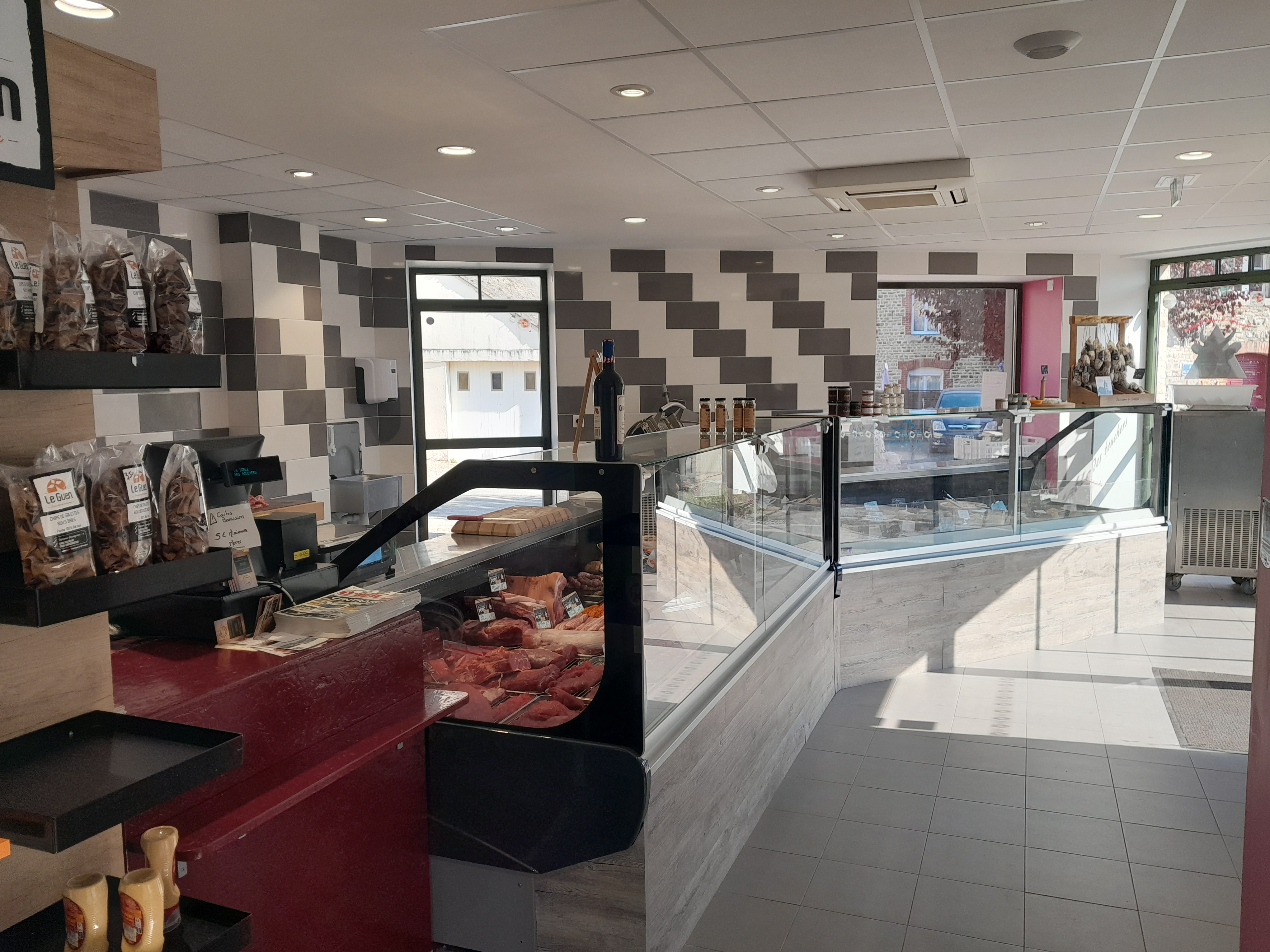 A vendre fond de commerce de Boucherie Charcuterie dans une petite commune rurale dynamique de 1200 habitants .
Idéal pour un couple 
Tous le matériel est récent quasi neuf  et permet de commencer une activité directement .
Possibilité de mettre en place un coin snacking et de développer une partie pâtisserie sucrée 
Chiffre d' affaires correct mais beaucoup de possibilités pour le développement de l'activité.
Bonne entente entre les commerces sur place et bonne dynamique pour des événements dans la commune .
Entente cordiale avec la municipalité et possibilité d' être accompagné avec du soutien financier (chambre des métiers, associations diverses )