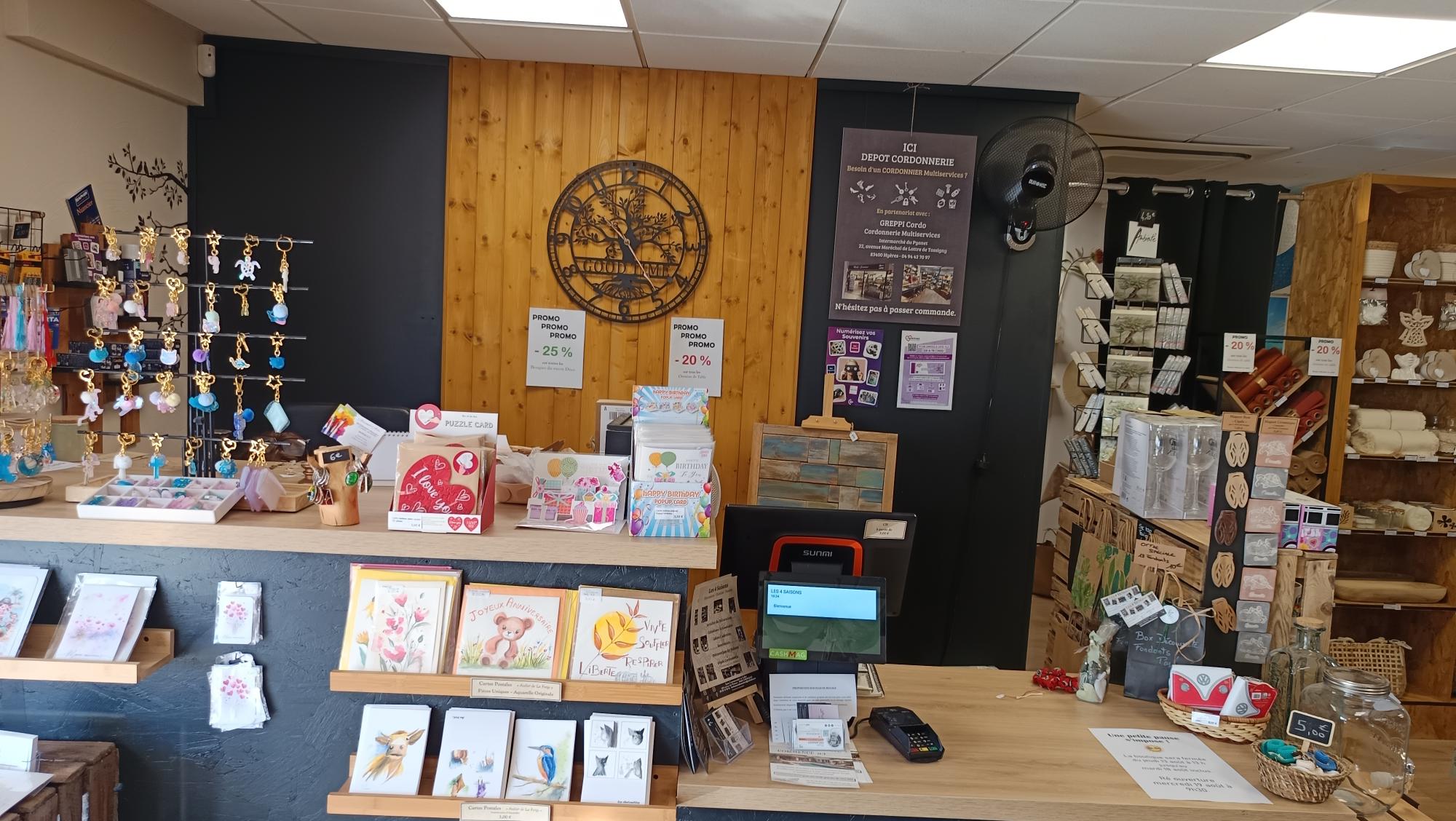 Vous souhaitez reprendre un commerce clé en main, bénéficiant d’un emplacement attractif et d’un réel potentiel de développement ?

Découvrez cette boutique de décoration, objets cadeaux et univers de la maison et créations artisanales idéalement située au cœur de la zone d’activités de Carnoules ( ZAC du Collet ) dans un environnement commercial dynamique.

La zone bénéficie d’une belle fréquentation grâce à la présence de nombreuses enseignes et commerces complémentaires : Biocoop, Pizza Drive, opticien, tabac-presse, boulangerie, boucherie, fleuriste, caviste, friperie, restaurant, etc.

Un local agréable et immédiatement exploitable.

La boutique dispose d’une surface totale de 90 m², répartie comme suit :

66 m² d’espace de vente
24 m² de réserve
Toilettes
Local entièrement refait à neuf
Espace très lumineux, fonctionnel et accueillant

Le commerce est prêt à poursuivre son activité sans travaux à prévoir.

Prix du loyer mensuel : 1265€

En complément de l’activité actuelle, plusieurs pistes peuvent permettre de développer la fréquentation et le chiffre d’affaires :

Possibilité de maintenir ou développer une activité de relais colis (actuellement UPS)
Possibilité de partager une partie du local avec des créateurs, artisans ou activités complémentaires, afin de mutualiser l’espace, accroître la visibilité et créer une offre plus diversifiée
Potentiel de développement de nouvelles gammes de produits ou services autour de l’univers de la maison, du cadeau et de la création


Les atouts de cette opportunité :

- Emplacement stratégique en zone d’activités
- Excellente visibilité et accès facile
- Stationnement à proximité
- Local rénové, lumineux et immédiatement exploitable
- Clientèle existante et fidèle
- Environnement commercial dynamique
- Plusieurs possibilités de diversification et de développement

Une belle opportunité pour un commerçant, créateur, artisan ou porteur de projet souhaitant reprendre une activité existante et s’installer dans un secteur dynamique du Var.

Pour obtenir davantage d’informations ou organiser une visite, contactez moi.