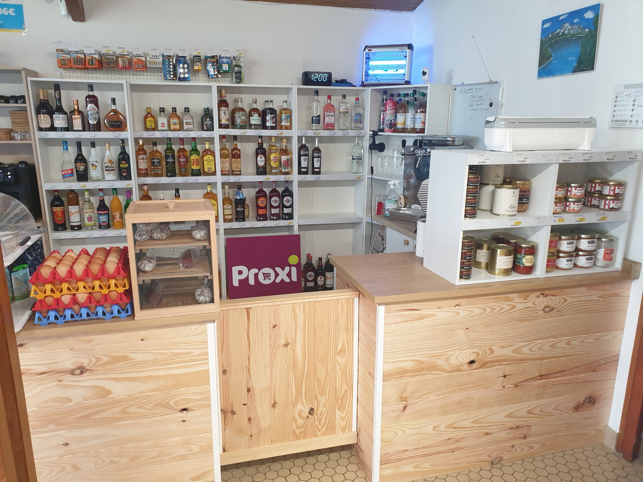 Dans les landes, près de dax (40100)  
A vendre fond de commerce d'une epicerie/superette de 182m2 tout compris
 (Loyer mensuel 315,15e)
 multi activités avec enseigne proxi,
situé dans un sympathique petit bourg de village,
toute equipé avec chambre froide,
grand garage avec store électrique,
possédant une grande terrasse couverte avec tables et chaises pour café bière locale jus de fruits 
- Services proposés:
-Francaise des jeux, grattages, loto, parions sport, tv amigo 
- colis ups 
- looker mondial relay
- colis privé 
- pain et viennoiserie
- gaz
- sud ouest et petit journal landais
-rôtissoire
-Place de parking clientèle   
Attenant un pavillon 126m2 (loyer mensuel 612e) 
- 3 chambres donnant sur terrasse couverte 
-Portail avec  un grand jardin
-Cuisine equipée 
-Salle salon avec cheminée 
- sdb
- toilette 
-Buanderie 

Prévoir en plus de prix de vente, achat de la marchandise restante (maxi 10.000€)