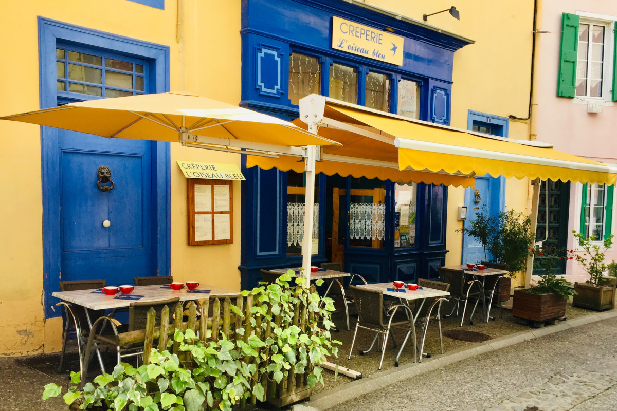 OCCITANIE ARIÈGE PYRÉNÉES : CREPERIE : à vendre dans une ville touristique été/hiver, fonds de commerce de type 'crêperie' dans un très joli cadre avec terrasse et cour privée. Local en parfait état aux normes. aucun investissement à prévoir. Affaire idéale pour 2 personnes. Bonne rentabilité. Loyer 1162 ttc.