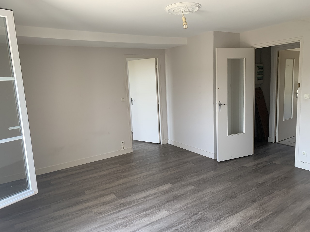 Nous recherchons pour notre village de 500 habitants, situé au nord/ouest du Loir & Cher, en limite de Sarthe, à 12 km de Montoire, à 30 km de Vendôme, 60 km de Tours et du Mans, en plein cœur de la vallée du Loir, un repreneur pour la gérance d'un commerce multiservices. Auparavant ce commerce de boucherie charcuterie avait un fort potentiel clientèle.
La commune souhaiterait la création d'une épicerie-bar proposant un maximum de produits locaux, les journaux, la revente de tabac, des jeux et de la restauration rapide (croque-monsieur, sandwichs, etc…) 
L'ensemble se compose de la boutique au rez de chaussée (voir le plan) et d'un logement au premier et deuxième étage avec un accès indépendant, comportant 3 chambres, cuisine, salle de bain et séjour (voir photos jointes).
Notre village est très dynamique avec des artisans (électriciens, plombier, métallier, charpentier, travaux publics) une boulangerie, un salon de coiffure, de bien-être, un cabinet d’infirmières, une entreprise de nettoyage et d’autres activités diverses, des associations très actives. Nous avons aussi 2 écoles. Nous organisons souvent des expositions, des conférences sont données par un habitant du village, à la bibliothèque des lectures sont faites régulièrement.
Si vous êtes motivés, n’hésitez pas à nous contacter en mairie, nous serons heureux de vous recevoir !!