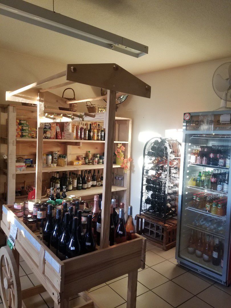 Fonds de commerce Bistrot / multiple rurale / pizzeria
Un multiple rural mêlant agence postale, épicerie, dépôt de pains, journaux, bouteilles de gaz, bistrot et pizzeria.
Licence IV


Une belle opportunité d'acquérir le seul commerce du village.
Un village très touristique :
- Le château du Marquis de Lafayette,  lien avec l'Amérique. Le château est ouvert de mars à fin octobre. Lieu très touristique en période estivale.
- Jardin botanique.
- Fête des Plantes en juin (beaucoup de visiteurs)
- Proche 102.
- École primaire.
- Gite d étapes pour les randonneurs toute l'année avec plusieurs GR
- 15 min de Langeac, gorges du haut allier
- Clientèle pizzeria fidèle 
- Loyer modéré 
- Salle de 100 m2 
- Radiateurs neufs
- Cuisine équipée ouverte sur la salle
- bar
- four à pizza électrique
- Parking places de la mairie 
- très belle et grande terrasse ombragée 
Fond de commerce actif depuis une trentaine d'année
(possibilité d'envoyer d'autres photos sur demande)