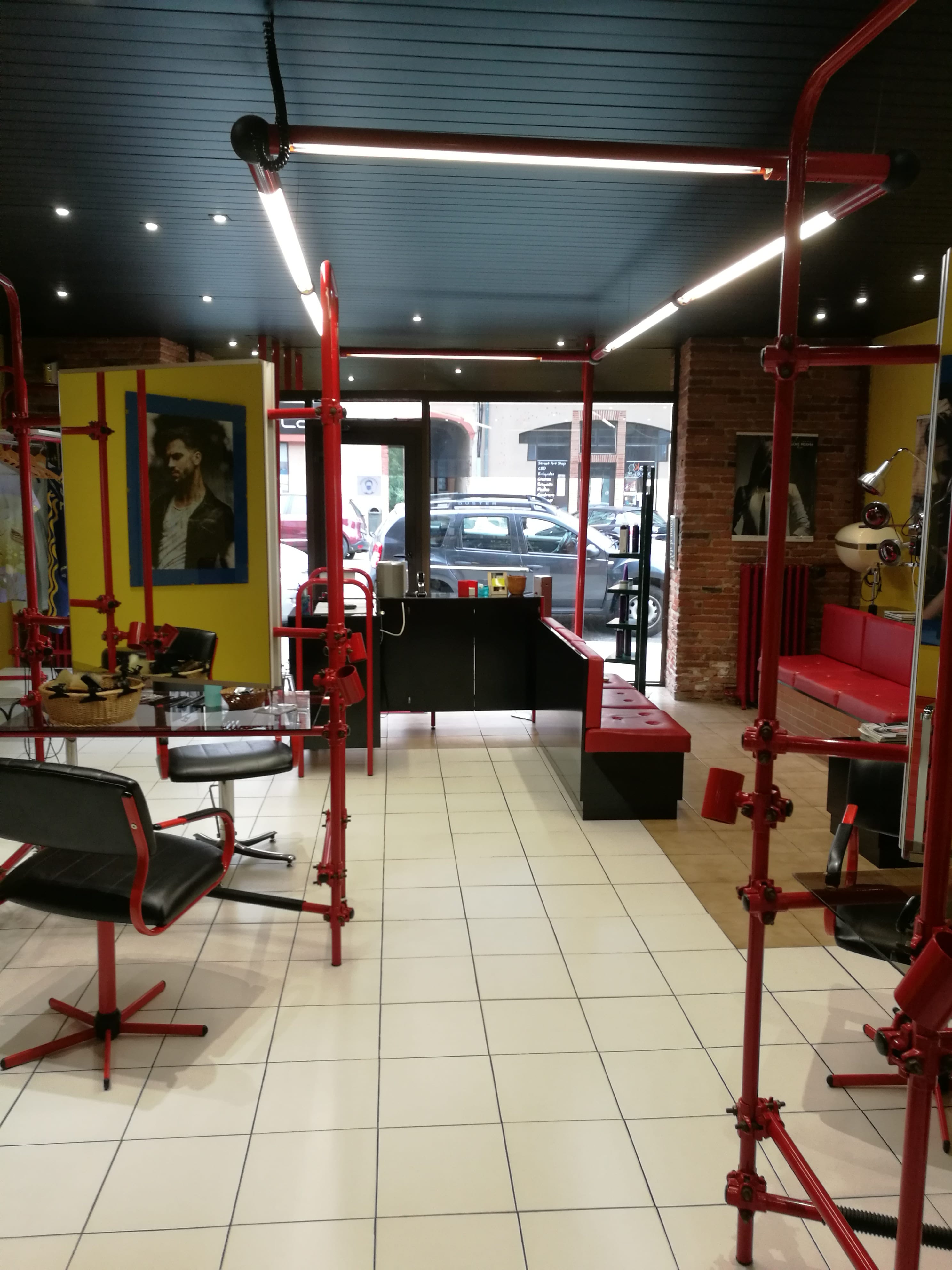Salon de Coiffure mixte de 60 m2 avec une réserve séparée en deux pièces de 15 m2 chacune+ une cuisine de 10 m2 donnant sur cour intérieure. Bail 3,6,9 tous commerce sauf bruyant ou malodorant petit loyer de 500€ mensuel.Fichier clientèle 1000 personnes.
Situé quartier Villebourbon Montauban (82). Commerce très bien agencé : 8 postes de coiffage et 2 bacs à shampoing.
Stationnement facile et gratuit, grande vitrine.
Prix : 40.000€