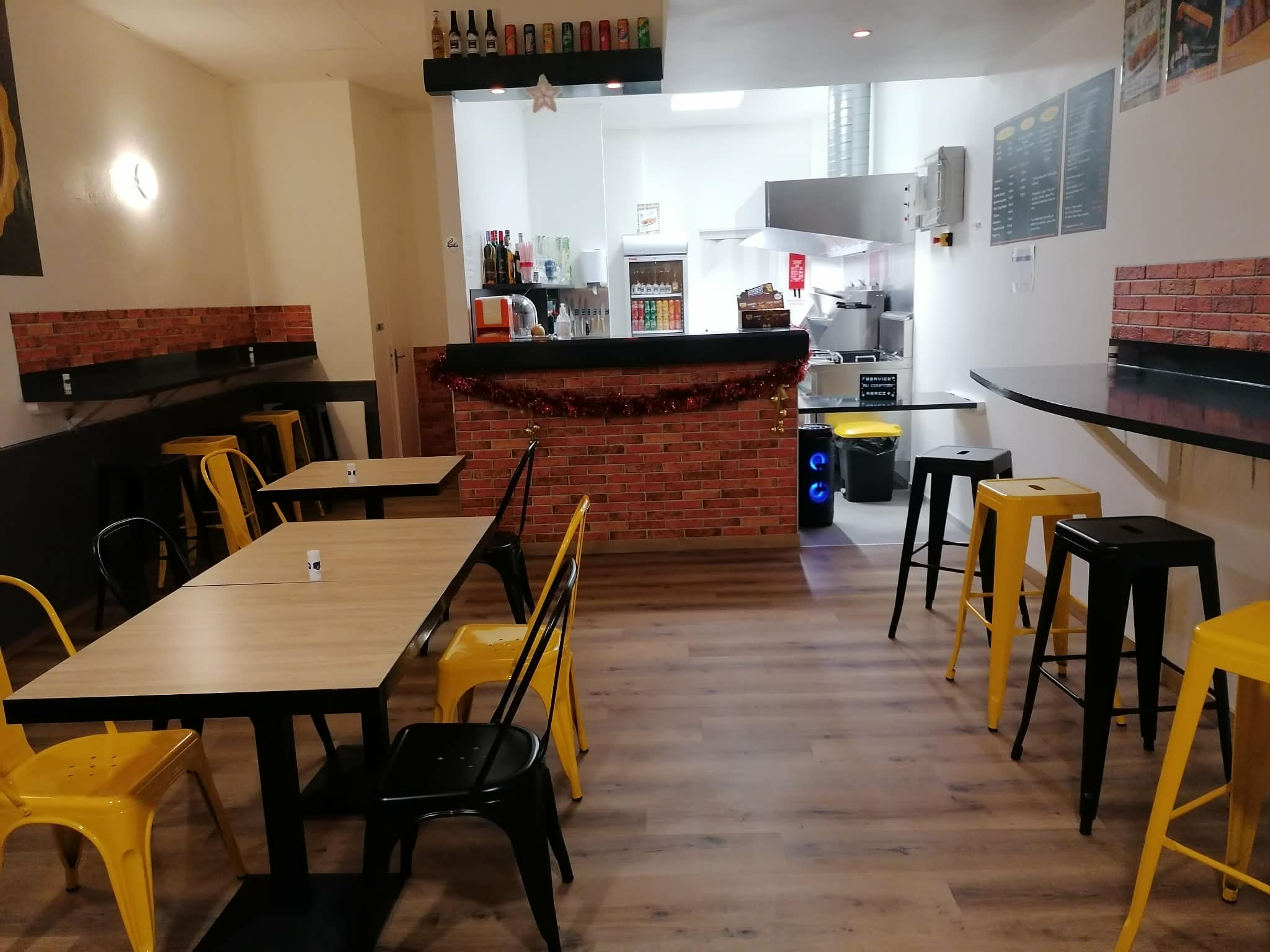 Fonds de commerce restaurant type restauration rapide - FRITERIE CHTI / BELGE.
● Idéalement situé sur l'axe principal de la Bourboule, excellente visibilité et stationnements gratuits à proximité immédiate.
● Restauration sur place ou à emporter.
● Clientèle locale + tourisme saisonnier et thermal.
● Licence IV incluse.
● Faible loyer.
● Aucune reprise de salarié.
● Si nécessaire, formation en interne pour les repreneurs

>>> Le local <<<
● Surface 70m2
● Salle intérieure : 24 places assises
● Terrasse : 20 places assises


>>> Points forts <<<
● Matériel et équipements  récents, complets et opérationnels
● Chiffre d'affaire attractif
● Bail 3-6-9 en cours (5 années restantes)
● Pas de concurrence dans le secteur
● Environ 10 semaines de congés annuels
● Carnet fournisseurs 

Les bilans pourront être communiqués après un premier contact sérieux.