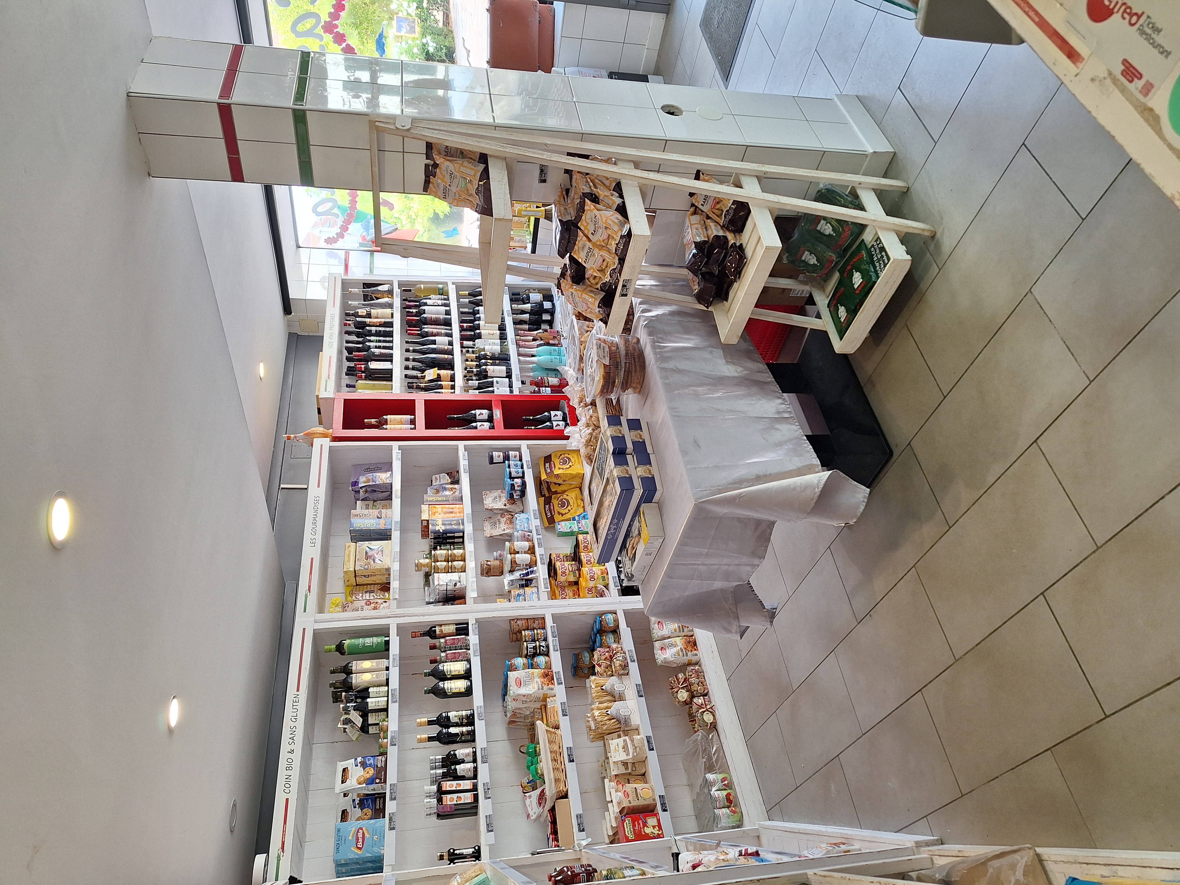 Fond de commerce épicerie Italienne avec restauration 16 places, clientèle fidèle depuis 10 ans maintenant , en centre ville parking gratuit.