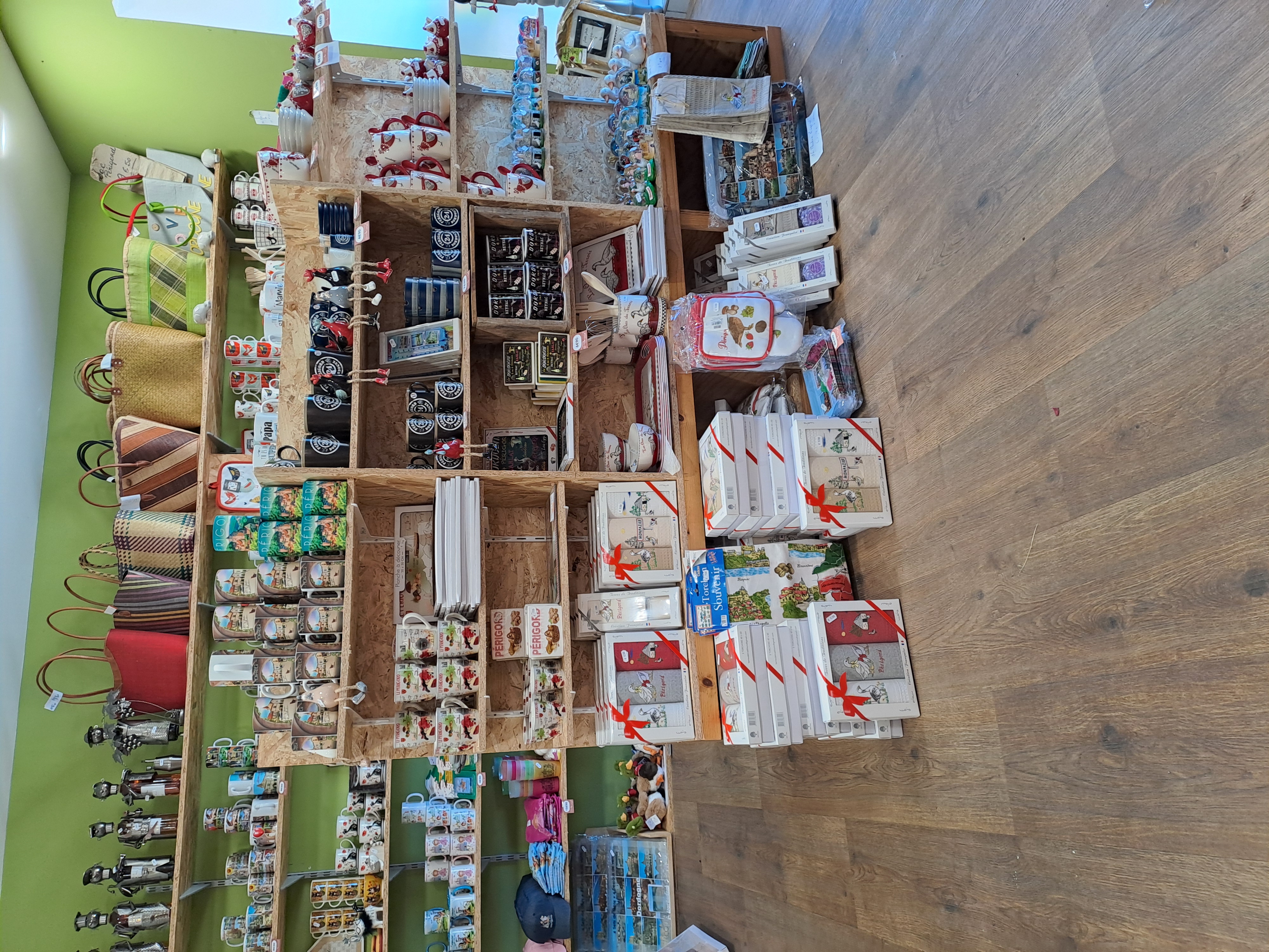 Vends fond de commerce, produits régionaux,  cave, conserves, souvenirs, décoration et fleurs,  existant depuis 35 ans dans une Bastide classée parmi les plus beaux villages de France,  emplacement numéro 1, affaire viable pour un couple, chiffre d' affaire constant. (entre 150000€ et 200000€)
Nombreuses possibilités de développer d'avantage cette affaire.

Pour plus de renseignements nous contacter  par téléphone. AUCUN RENSEIGNEMENT SERA DONNÉ PAR MAIL...

Prix de vente du fond de commerce  89000€ +
Stock environ 20000€

Curieux et agences s'abstenir.