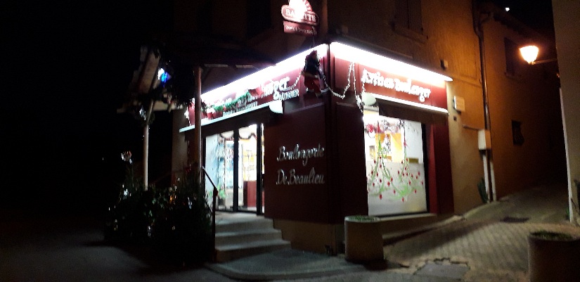 Vends fonds Boulangerie Patisserie de quartier en face d'un grand parc avec un parking de 60 places. Magasin de 40 m2 et fournil de 200m2 en excellent état. Maison de 1993 sans travaux avec 4 chambres.