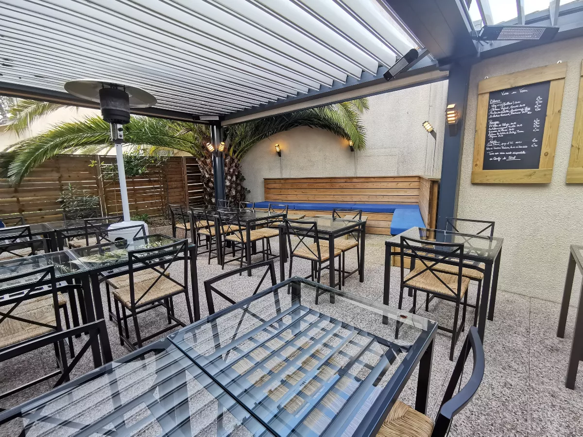 Cession de la totalité des parts (50 000€) de l'associé unique d'un restaurant avec Licence 3 grande restauration sur la commune de Martignas sur Jalle en plein cœur du centre-ville.

OU vente du fonds de commerce : 156 800 €

Le propriétaire est ouvert à un changement de commerce et pourrais étudier la vente des murs si le repreneur le souhaite.

Idéalement situé entre Bordeaux et le Cap Ferret à seulement 25 minutes de chaque.

L'établissement jouit d'une excellente réputation. 

Joliment rénové il y a peu en termes de décoration et d'aménagement, aucun travaux n'est à prévoir.

Le commerce s'étend sur une surface d'environ 120 m². 
La partie restauration se divise en trois espaces ; une terrasse extérieure de 36 m² pouvant accueillir 24 couverts, à l'intérieur une salle de 52 m² avec son espace bar entièrement refait à neuf, soit 27 places assises et enfin, un patio intérieur chauffé avec pergola bioclimatique pouvant recevoir 26 personnes assises.
Côté cuisine, vous trouverez un espace fonctionnel de 16 m² aux normes et en parfait état ainsi qu'une chambre froide.

Doté d'une belle visibilité, de deux parkings publics et gratuit à proximité, d'une activité régulière, et d'une clientèle fidèle, vous serez séduit par le cadre familial et intimiste de ce restaurant.

Beaucoup de potentiel pour cet établissement qui n'attend que vous et ne demande qu'à être repris.

Possibilité d'accroître le CA.

Commerce clef en main. Garantie du passif pour l'acquéreur.
