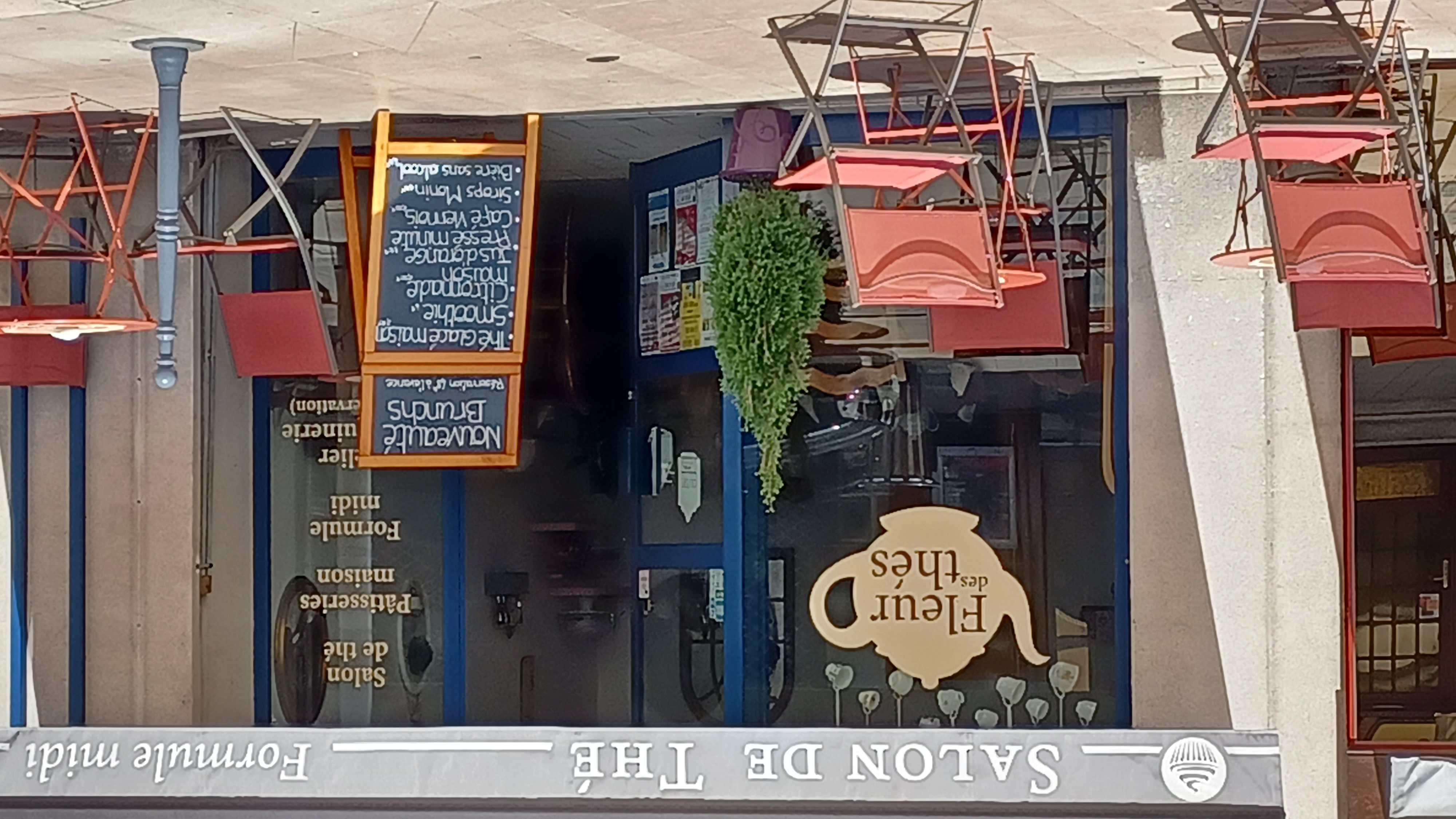 Fond de commerce d'un salon de thé - petite restauration, ouvert en 2019 à Aubigny sur Nère (Cher 18).

Local situé dans la rue principale et commerçante du centre ville qui mène au chateau.
Places de parkings gratuites dans la rue ainsi que dans tout le centre ville.

Village de 5.500 habitants, connu pour ses Fêtes Écossaises, sa grande brocante, son passé historique et ses maisons à colombages.
Label 4 fleurs, cité de caractère et touristique, marché hebdomadaire très attractif élu meilleur du Centre Val de Loire.

Capacité d'accueil intérieur
20 couverts + terrasse d'une 10ène place.

Petite cuisine, toilette, courette privée avec dépendance.

Loyer 571€/mois. 

Fermeture dimanche-lundi et
5 semaines/an.

Développement du C.A : 
Ouverture le soir, autre activitée.

Bail tout commerce.

Raison de la cession: autre projet.