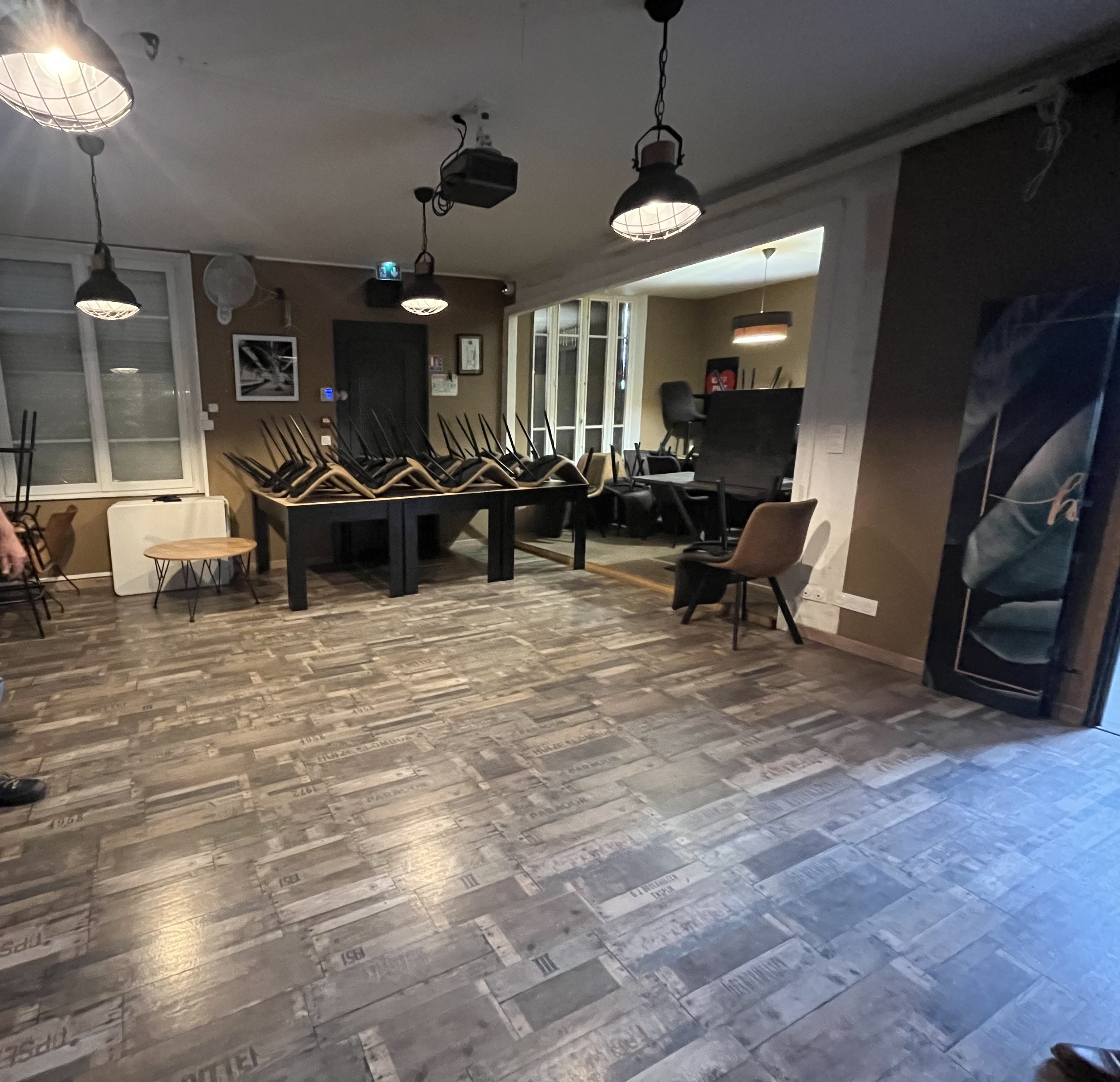 La commune de Berlancourt recherche un exploitant pour bar-tabac. 
Un appel à candidature est lancé via le dispositif « Mon commerce d'ici » initié par la Chambre de commerce et d'industrie de l'Oise.
Cette démarche collaborative a pour objectif de favoriser l'attractivité économique locale afin d'assurer l'implantation de structures commerciales et de dynamiser le centre-bourg.
L’objectif est de redonner vie à des espaces mais aussi de préserver le lien social et rendre service à la population locale.
Le local commercial du « Bar/Tabac du Village » est implanté sur la commune depuis le début de XXème siècle en centre bourg de Berlancourt (300 habitants).
Unique commerce du village, l’établissement est vecteur de lien social et rend plusieurs services à la population, comme dépôt de pain, presse, jeux, relais colis…
Il présente une surface de 143m², comprenant 2 salles (20 couverts), 1 cuisine, 1 réserve sèche.
La licence IV est détenue par la Mairie de Berlancourt.
Une terrasse de 20 couverts.
Un logement comprenant 3 chambres, 1 salon, 1 salle de douche et 1 garage.
Un bâtiment à l’extérieur (annexe) qui peut être utilisé pour du stockage de produits, ou à des fins personnelles. 
La sécurité du local est aux normes demandées par les douanes (alarmes, caméras…).
Prix loyer : Le fonds de commerce appartenant à la Mairie sera mis en location-gérance au profit du repreneur, sur la base d’un loyer modéré, fixé à 980€/mois pour l’ensemble (commerce + appartement).