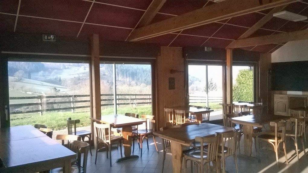 La commune d’Anglure-sous-Dun (71170) située à l’extrême sud du département de Saône-et-Loire et de la région Bourgogne recherche la future gérante ou le futur gérant du Relais des sapins, le bar-restaurant communal.
Anglure-sous-Dun, une petite commune, à proximité de Chauffailles et de La Clayette est dominée par le site de la ″Montagne de Dun″ qui offre un large panorama sur le Brionnais, pays de bocage et d’élevage de la race charolaise
Le Relais des sapins constitue le lieu de rencontre et d’animation du centre-bourg pour les habitants du village et les associations. Il compte, aussi, de nombreux habitués venus d’autres communes qui apprécient le cadre verdoyant qui l’entoure.
L'établissement, aux normes PMR, a une capacité d'environ 40 à 50 couverts. Il est entièrement équipé. Il ne comporte pas de logement. La salle du bar-restaurant est d’une superficie de 72 m² et l’espace cuisine de 17 m². L'exploitant disposera d'un espace privatif. 
Bar Licence IV -Loyer modéré - Bail commercial.
Nous attendons de notre futur(e) gérant(e) 
une approche chaleureuse référençant ce lieu comme un endroit convivial, un lieu de rencontres et d’échanges. 
Une participation active et un appui aux animations proposées par la commune et les associations.
La proposition d’une cuisine traditionnelle mais aussi avec une touche de fantaisie, voire d'exotisme, afin de satisfaire une clientèle un large éventail de convives 
La mise en place d'animations et notamment de concerts peut être proposéé.

Le profil recherché : 
Professionnel de la restauration préféré
Expérience souhaitée
Rigueur, motivation, dynamisme
Parfaite connaissance des réglementations en matière d’hygiène, de sécurité, des normes s’appliquant aux établissements de restauration ainsi que des obligations sociales

Cette proposition pourrait convenir à un couple (1 personne à temps complet + 1 temps partiel ou intermittente