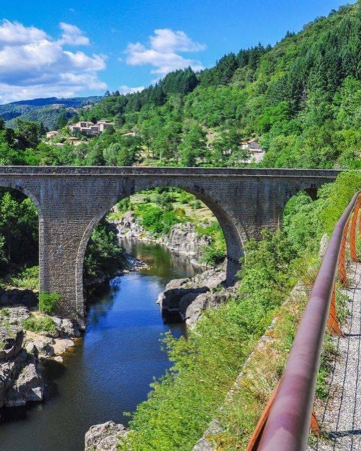 Vous êtes MÉDECIN GÉNÉRALISTE et êtes à la recherche d’une belle opportunité professionnelle en Ardèche ? 
Notre FUTURE MAISON DE SANTÉ recrute pour agrandir son ÉQUIPE DE PROFESSIONNELS. 
Nous travaillons en équipe avec un médecin généraliste , infirmières, sage-femme, orthophoniste, psychomotricienne, psychologues, kinésithérapeutes, podologues, pharmacien, ostéopathe, sophrologue et diététicienne. 
-Locaux partagés récents, agréables (9 cabinets, 2 salles d’attente, 1 parking privatif)
-Ambiance conviviale et dynamique
-Patientèle agréable
-Proche de toutes commodités
-Territoire qui offre un cadre de vie exceptionnel
-à 45min de Valence (où se trouvent un CHR et une clinique) 
-Établissements scolaires de la maternelle au lycée
-Nombreuses associations sportives, culturelles
N’hésitez-pas à venir nous rencontrer !
Mairie des Ollières sur Eyrieux, Quartier du Temple, 07360 Les Ollières-sur-Eyrieux
☎️04.75.66.20.45
Mairie des Ollières-sur-Eyrieux, L'Ardèche Buissonnière