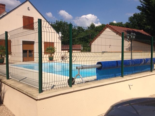 Situé aux portes de la Sologne (18), ce fonds de commerce bénéficie d'un emplacement idéal pour toute activité commerciale de restauration. Niché dans un secteur tranquille à la campagne, il bénéficie d'un environnement calme et accueillant, propice à attirer une clientèle variée.

D'une superficie totale d'environ 500 m², ce bien se compose d'un restaurant aménagé avec deux salles dont l’une avec véranda, une cuisine équipée professionnelle refaite en 2022, une terrasse extérieure et une piscine. 
L'étage abrite un appartement spacieux avec un grand espace de vie, une chambre, et une salle de bain avec wc. 
Une dépendance comporte une chambre froide.
Et une maison d'habitation indépendante vient compléter ce lieu aux multiples possibilités. 
La maison d’une surface de 70 m² environ offre un espace salon salle à manger et cuisine équipée ouvert et lumineux, une chambre, une salle de bain avec douche à l’italienne, un WC, et une mezzanine.
L’ensemble sur une surface de terrain de 2535 m² environ clôturée et arborée.
Doté de commodités telles que la climatisation, un parking, et la fibre optique, ce bien offre un cadre de vie et de travail confortable pour ses occupants.

Le restaurant est fermé deux jours consécutif par semaine et 45 jours de l'année pour les congés annuel!