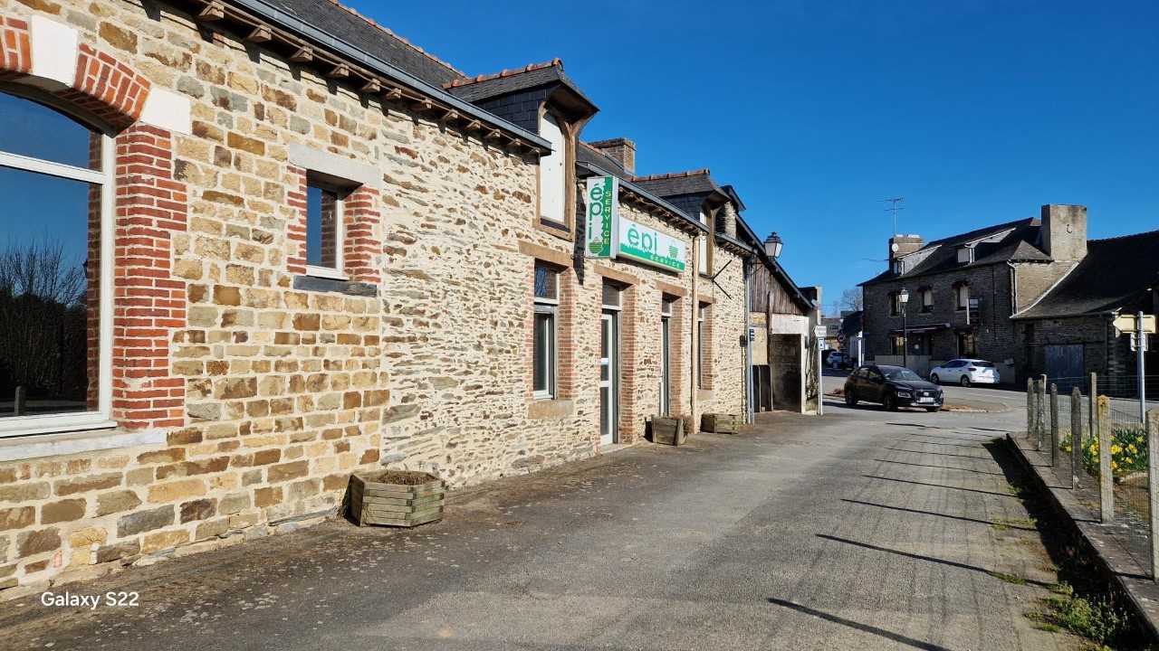 La municipalité recherche un candidat pour ré-ouvrir l'épicerie de la commune.
elle est fermée depuis 2 ans; 
La municipalité est propriétaire des murs. un bail se proposé au repreneur.
la surface commerciale est de 120 m2. 
Notre souhait est l'ouverture d'une épicerie, qui proposerait en plus de l'épicerie différents services comme le pain, la galette, le gaz, le Ouest-France, le dépôt de colis.
Moulins est une commune de 710 habitants avec une école, un centre de loisirs, et des associations dynamiques
Actuellement, il reste un commerce bar restaurant qui se situe de l'autre coté de la route. 
les candidats intéressés peuvent prendre contact avec la  mairie par mail : mairieadministratif@moulins35.fr