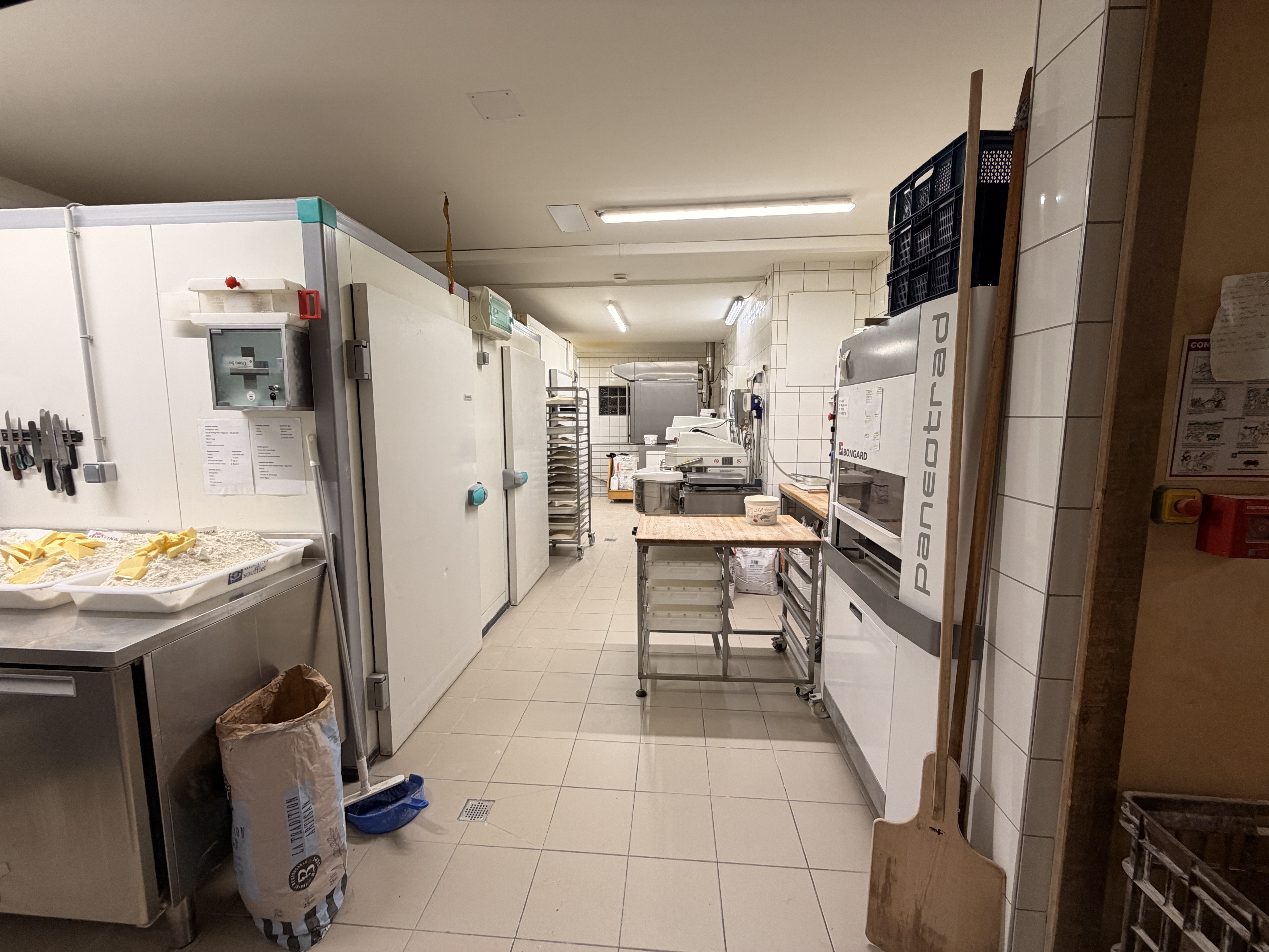 A vendre très belle boulangerie pâtisserie située dans les Vosges sur un axe très passant et avec un parking privée .
L'ensemble du matériels est neuf et très bien entretenu dont le four électrique neuf de septembre 2025 
Le magasin est très chaleureux et spacieux 
Un grand et agréable appartement se situe au dessus de la boulangerie avec entrée privée
Affaire idéal pour un investisseur ou un couple motivé qui souhaitent travailler avec une belle équipe
