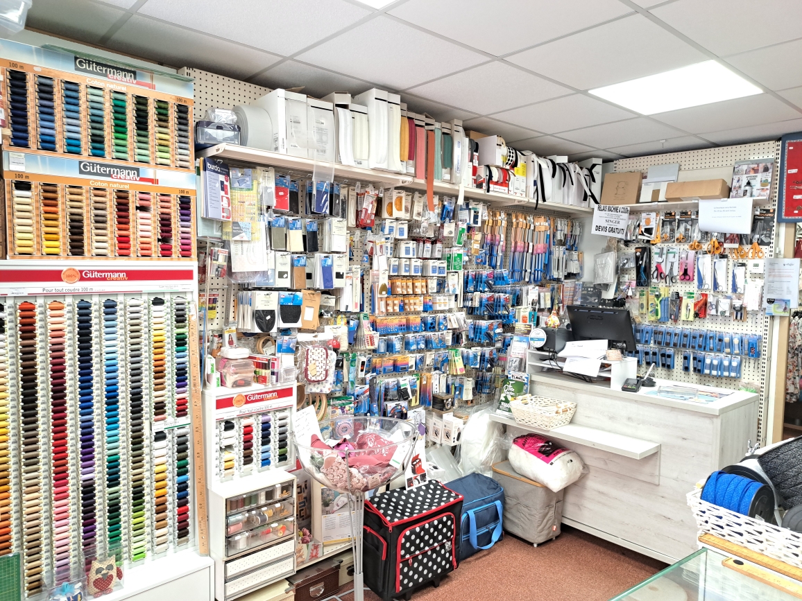 Vend Fond de commerce de Mercerie, Bonneterie et prêt-à-porter femme

Entreprise familiale crée en 1921. Bonne clientèle, pas de concurrence.
Local 50m2 en centre ville, rue commerçante et parking gratuit à proximité.

Vous connaissez la couture, vous avez envie de partager et de conseiller. Envie d'être votre propre patron, alors lancez-vous! ( je pourrais vous accompagner pour les débuts).

Vous aurez la possibilité de développer le tricot (forte demande) et les loisirs créatifs...si vous le souhaitez.

CA/an 155000€ HT.

La boutique est aussi point relais Singer pour la réparation et l'entretien des machines à coudre et point dépôt pour une couturière retoucheuse. (rémunération par commission).

Fond de commerce 40 000€
Stock à négocier. (entre 70 000 et 120 000€)
Loyer à discuter car possibilité d'achat des murs 75 000€.