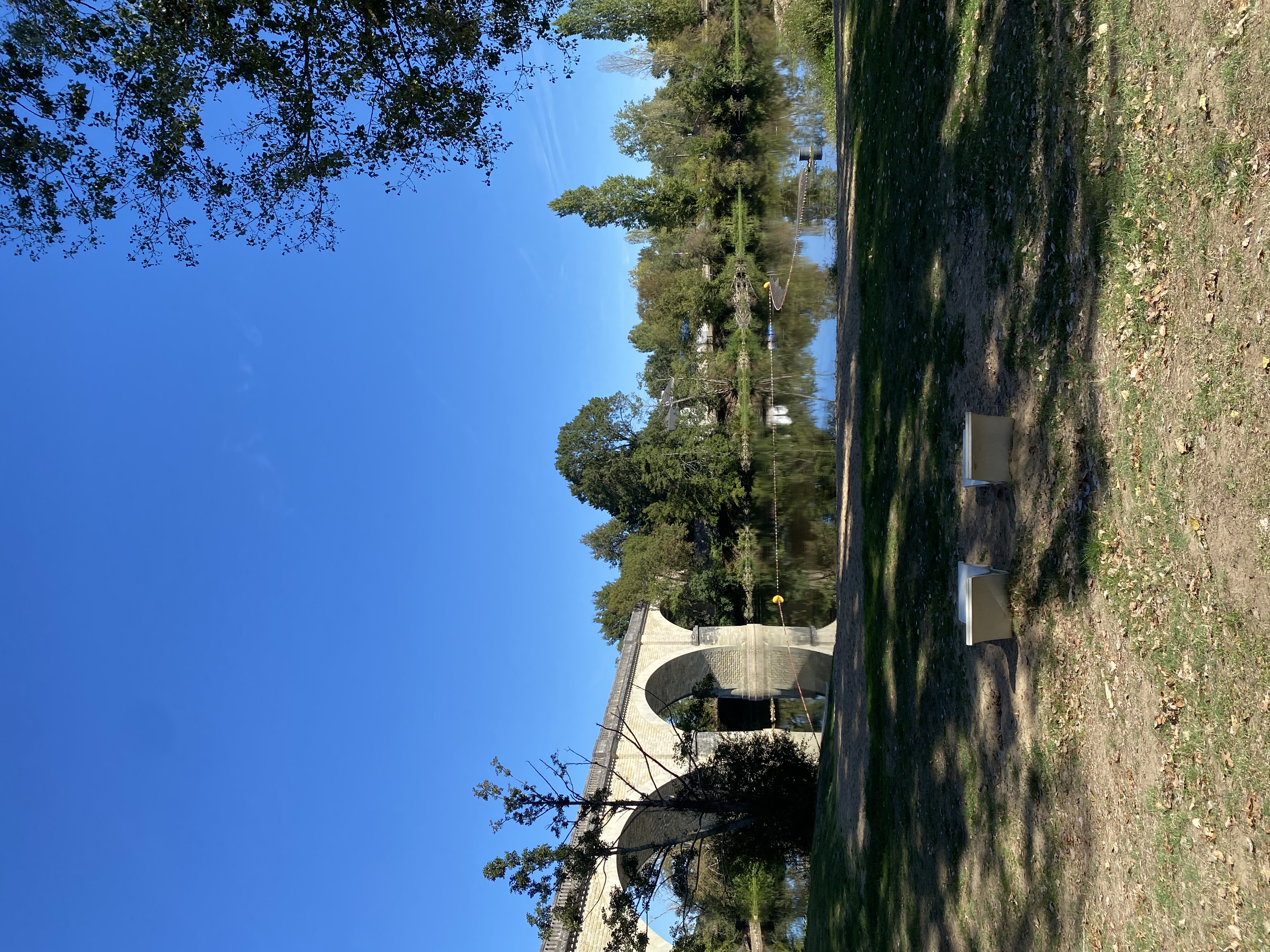 Sur les bords de la creuse , offre à saisir , clés en main prêt à travailler ,en limite des départements 36/37 , situé dans la vienne à la roche Posay 86270. 
Forte affluence touristique et curistes, ainsi qu’un public local très présent .hippodrome, cure thermale, golf, salle de spectacle ainsi que tous les services dont on peut avoir besoin au quotidien , une ville où il fait bon vivre .
Cuisine opérationnelle, bar comme neuf , peinture ext/int refaite en avril 2026 , salle 1 30 places salle 2 (bar) 20 places , terrasse extérieure 50 places .
Gros potentiel , exploité 8 mois en 2026 , possibilité rapide d’augmentation du chiffre d’affaire.
- loyer à négocier avec les propriétaires 
-chiffres d’affaires disponible uniquement sur garantie des fonds et profil sérieux .
La cause : nous changeons de projet , je précise qu’il n’y a pas de caractère d’urgence pour la vente . 
Cdt