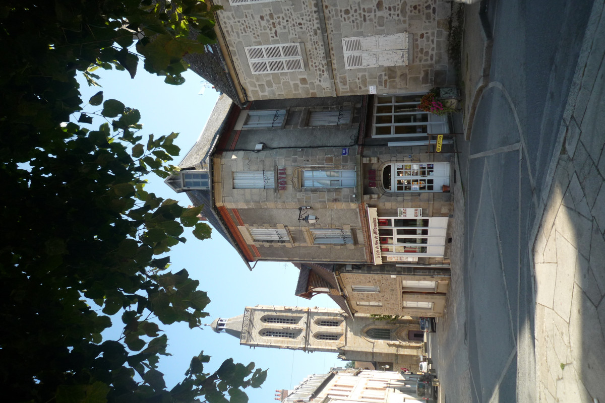 Felletin (1760 habitants) , Berceau de la tapisserie situé à 9 kms d?Aubusson (Capitale de la tapisserie)                                                                                             Ancien Bar Hôtel Restaurant rénové en : - Chambres  et Studios meublés                                                                                                          Situé plein centre du village ou prend place un des plus grands marchés du département  entouré de nombreux commerces et structures scolaires                                                                                                               Rez-de-chaussée Bar 42 M² + Terrasse 12M² / Hall entrée et sanitaires 22 M² Salle de restaurant 70 M² / Cuisine Rez-de-Chaussée 40 M² Cuisine 1er niveau 25.40 M² / Cuisine 2ième niveau 20.40 M²                                              Étage 1 : 3 Hébergements clients + 1 appartement privé + 1 bureau : total 110 M²                                                                                                                     Étage 2) -3 Hébergements clients + 1 appartement privé + 1 Lingerie Total : 110 M²
 Cour intérieure 70 M²                                                                                     Établissement en activité, Référencé sur BOOKING.com et sur Hôtel.com Prix Murs 430.000 ? - Prix du fond 150.000 ? ( indissociables )