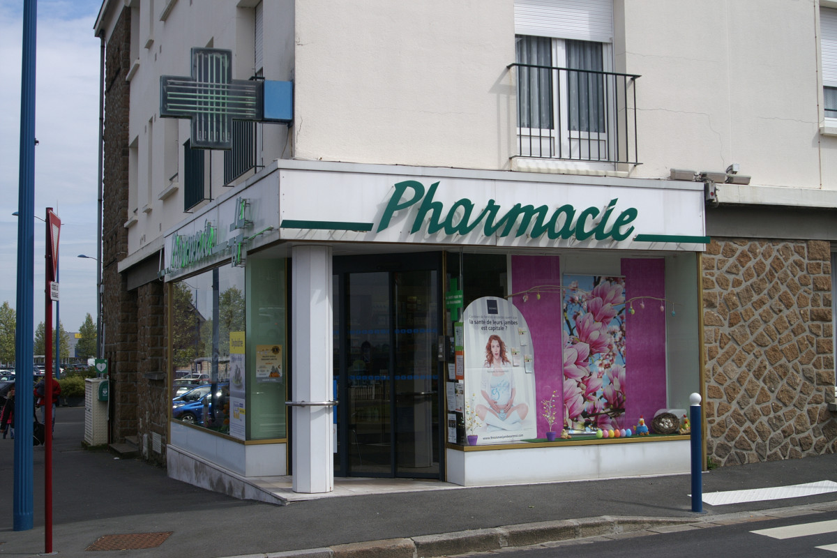 pharmacie du quartier de la gare de Vire Normandie, située en angle entre le rond-point et la place de la gare.