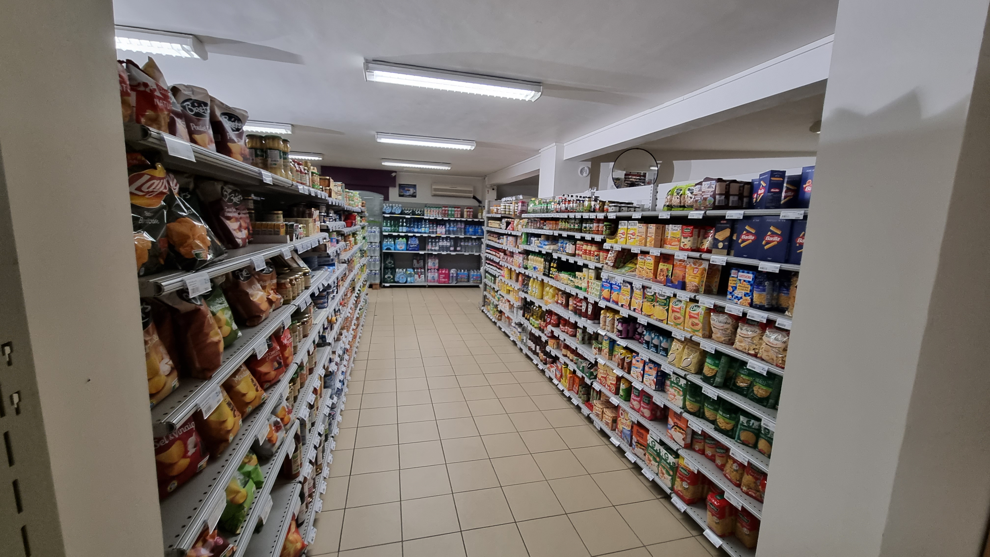 Vente d'un fonds de commerce de Supérette / Alimentation sous l'enseigne Proxi.
Belle surface de vente de 160 m² et grandes réserves de 300 m².
CA annuel moyen de 370 000 Euros.
Loyer des murs commerciaux 1300 Euros.
Possibilité d'achat des murs commerciaux + un appartement de 110 m² en très bon état à l'étage ( Prix de l'ensemble 346 600 Euros).
Belle affaire bien tenue depuis 2014 par un couple ( vente cause retraite)
Située dans une commune dynamique de 3500 habitants proche de Quimper et de Concarneau (10 Min).