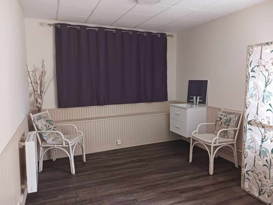 Vend SALON DE COIFFURE MIXTE climatisé, d'une surface de 41m2.  Il se compose au rdc de 3 postes de coiffage, 2 bacs à shampoing, 2 fauteuils d'attente. A l'étage une pièce avec meuble vasque et wc. Salon existant depuis plus de 20 ans, clientèle fidèle, n'attend qu'une nouvelle personnalité pour poursuivre son développement et optimiser ses résultats.