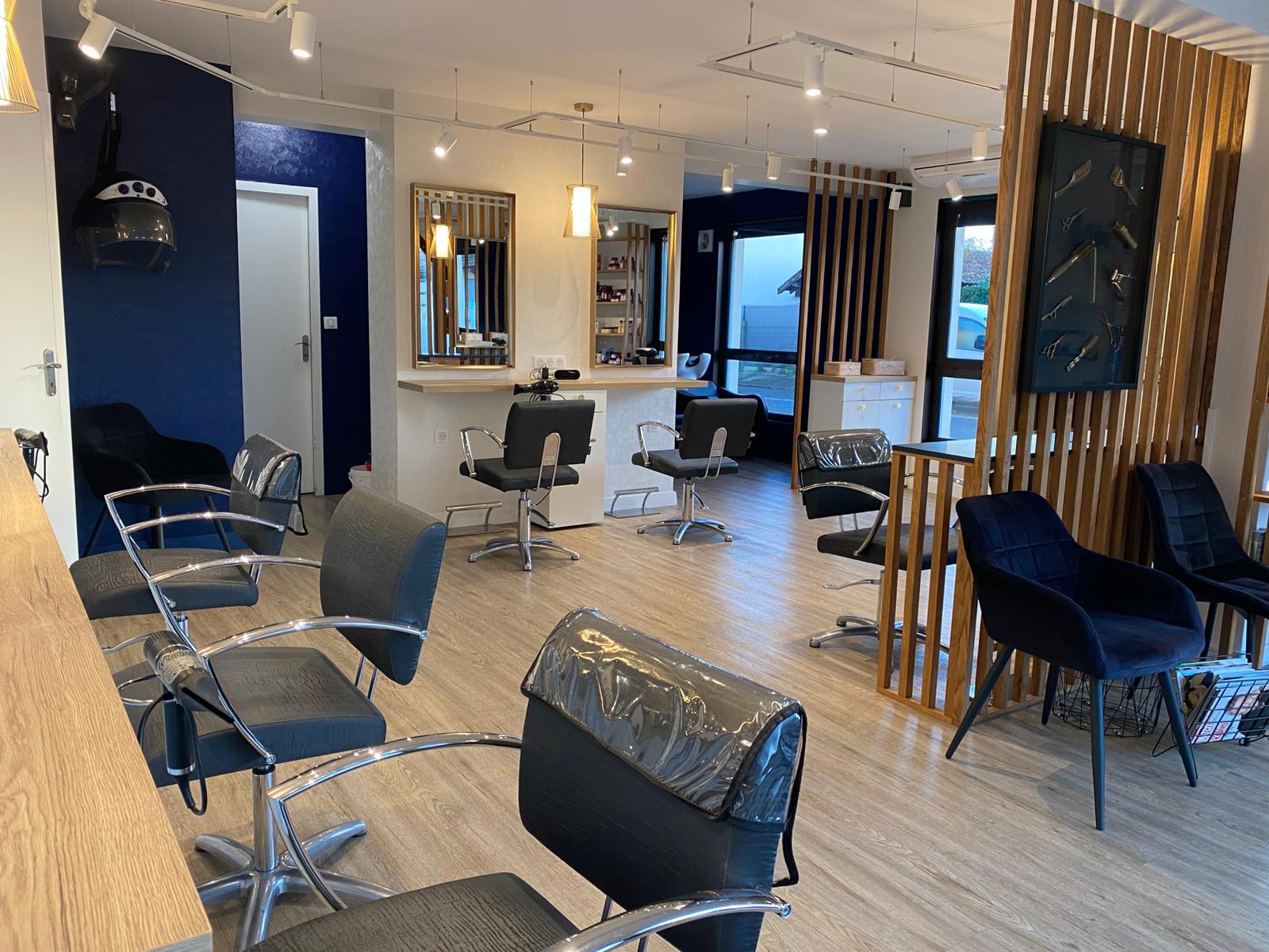 A vendre : fond de commerce  de salon de coiffure 

 – Belle opportunité à saisir !

Situé au centre du village de Labouheyre, ce salon de coiffure bénéficie d’une excellente visibilité et d’un accès facile avec parking à proximité. 
Implanté depuis plusieurs décennies, il bénéficie d’une clientèle fidèle et régulière.
Le local, d’une surface de 70 m², a été entièrement refait à neuf en 2023 et se compose de :

_ 8 postes de coiffage parfaitement agencés
_ 3 bacs à shampooing
_ une réserve fonctionnelle 
_ un bureau 
_ une buanderie avec un espace repas

L’activité est actuellement tenue par un exploitant et une salariée en CDI (37h).
👉 Possibilité de progression, le volume d’activité permettant de faire travailler jusqu’à 4 personnes.
Cette affaire clé en main est idéale pour un(e) professionnel(le) souhaitant s’installer dans une commune dynamique, au cadre de vie agréable, et reprendre une entreprise solide appuyée sur une clientèle locale fidèle et attachée au salon.

📍 Emplacement : Labouheyre (Landes)
📐 Surface : 70 m²
💡 Atouts : Local refait à neuf, belle visibilité, clientèle fidèle, fort potentiel de développement
💰Loyer mensuel  : 700 €